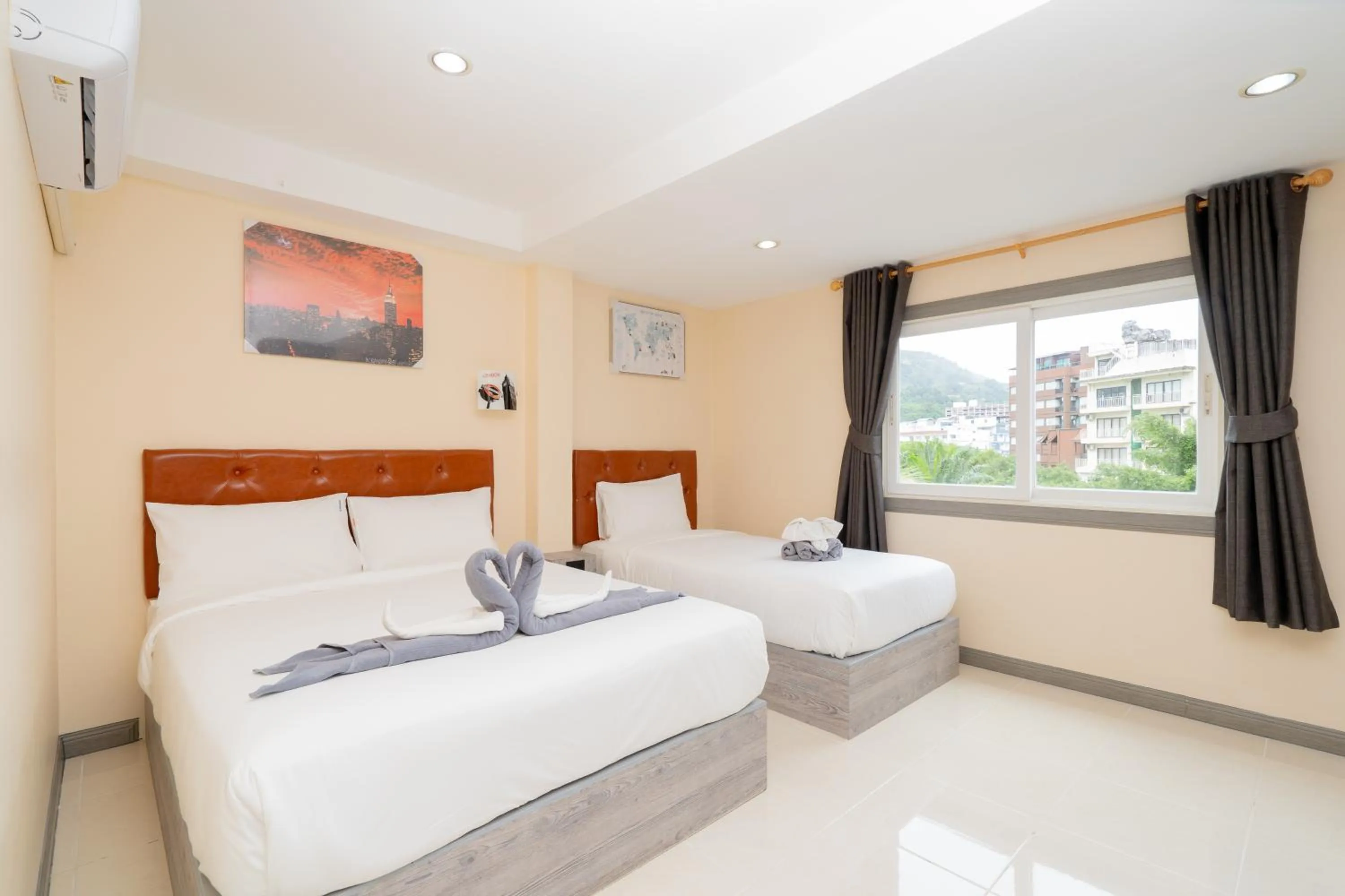 Bedroom, Bed in Square One Hotel Patong