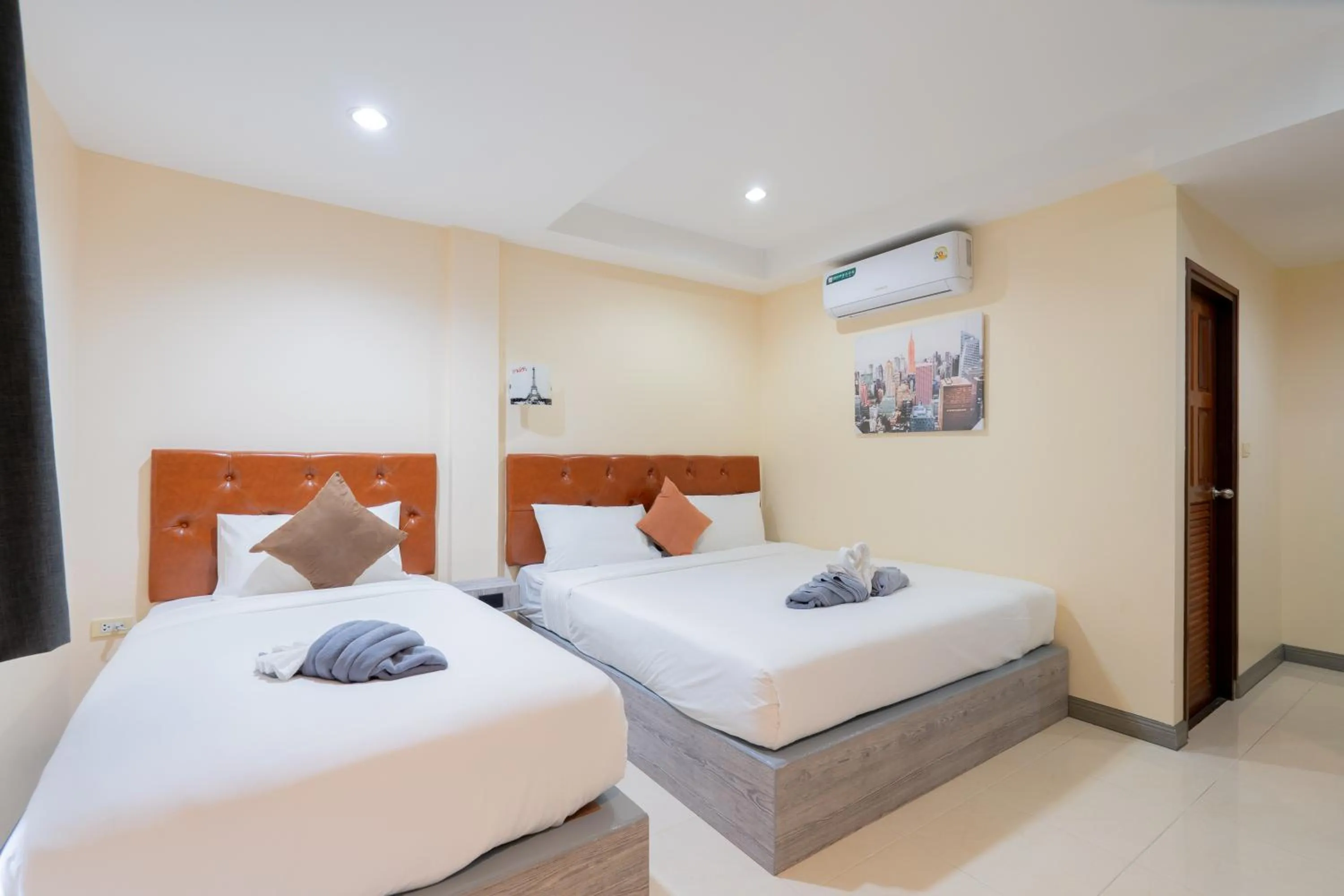 Bedroom, Bed in Square One Hotel Patong