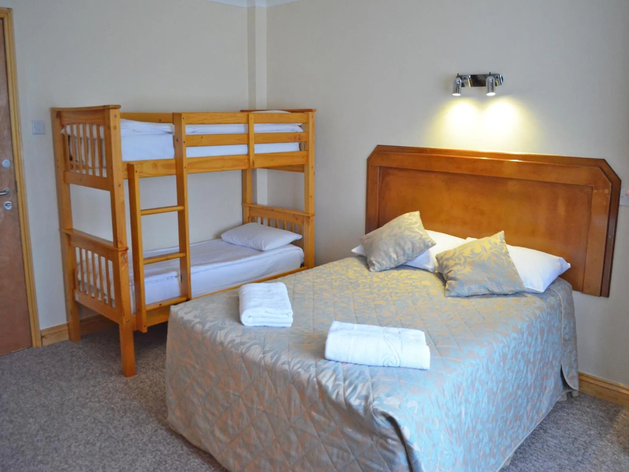 Bedroom, Bed in Gatwick Cambridge Hotel