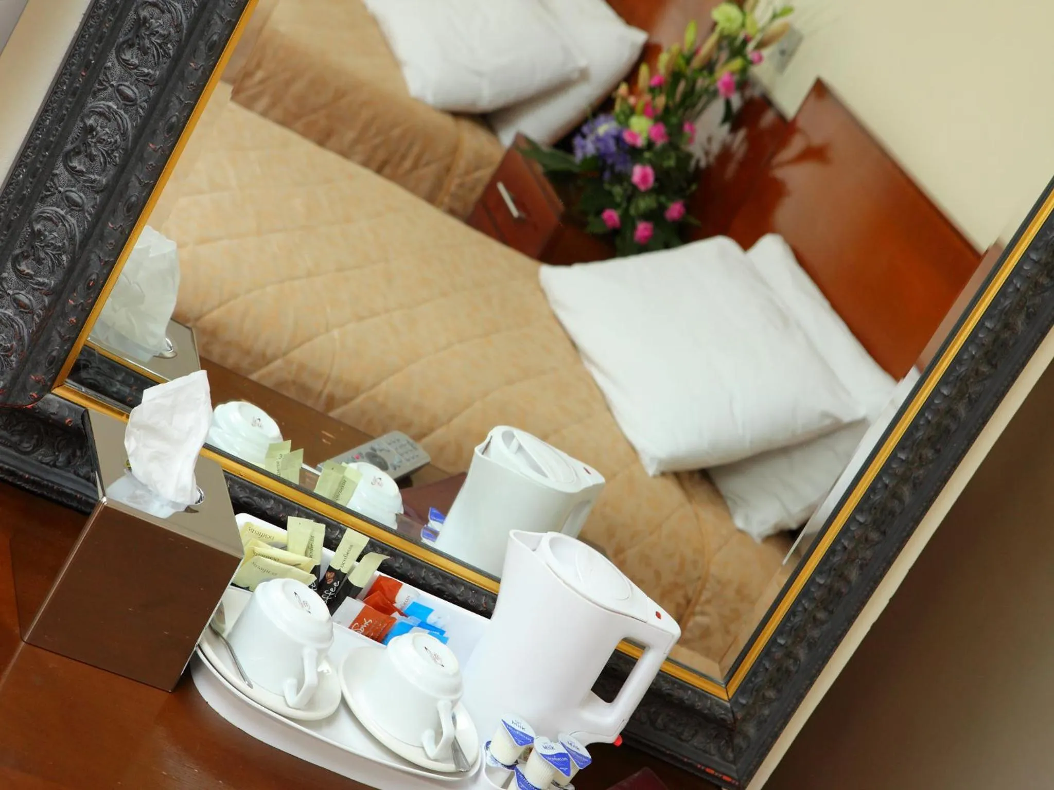 Coffee/tea facilities in Gatwick Cambridge Hotel