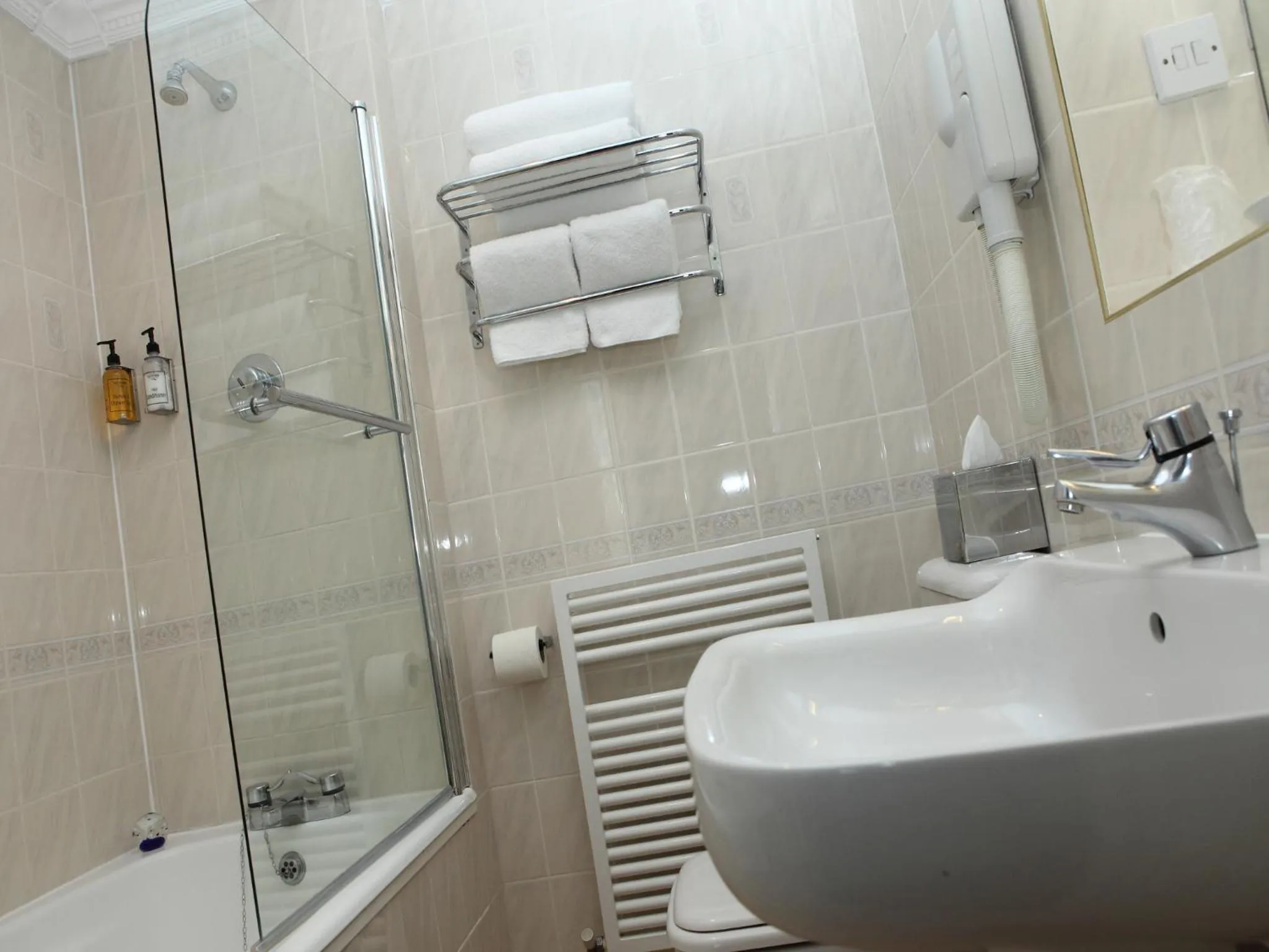 Bathroom in Gatwick Cambridge Hotel