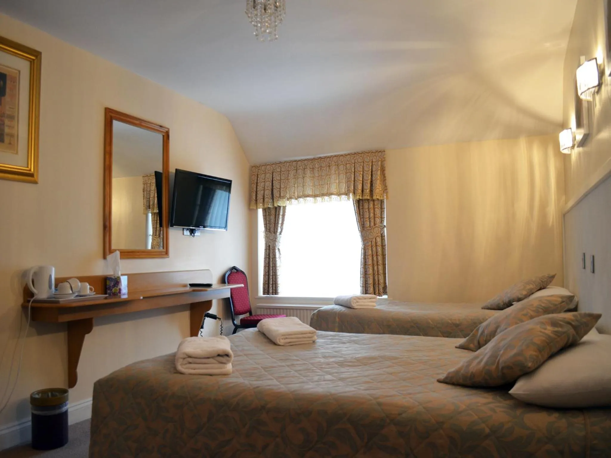 Bedroom, Bed in Gatwick Cambridge Hotel