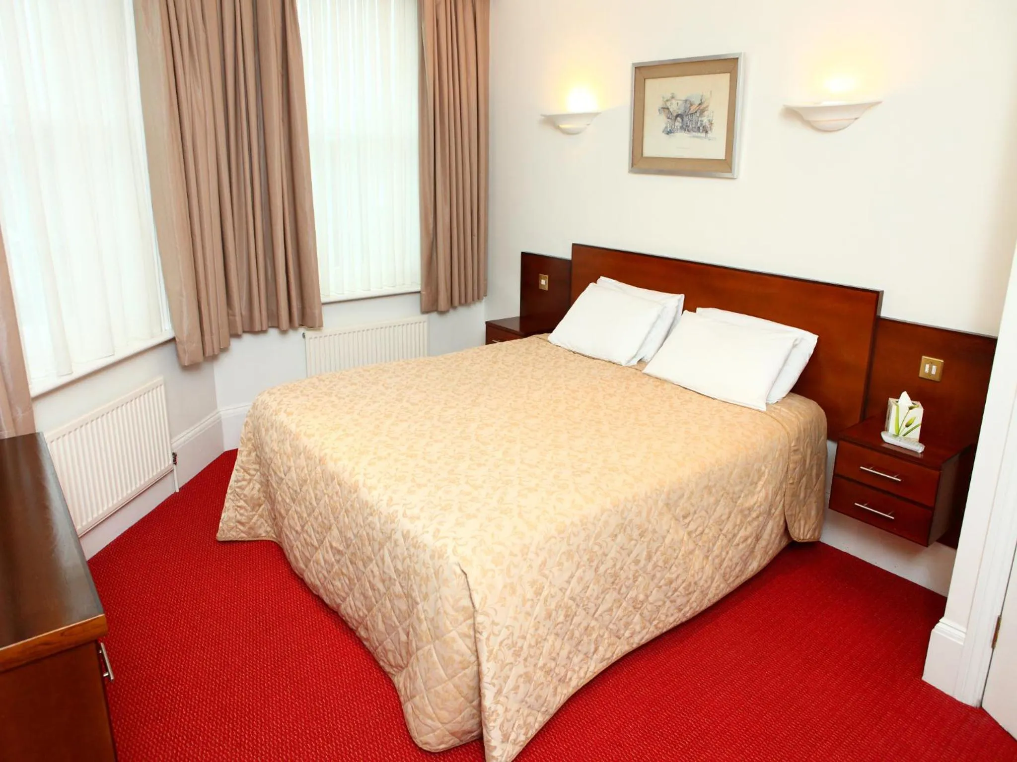 Bedroom, Bed in Gatwick Cambridge Hotel