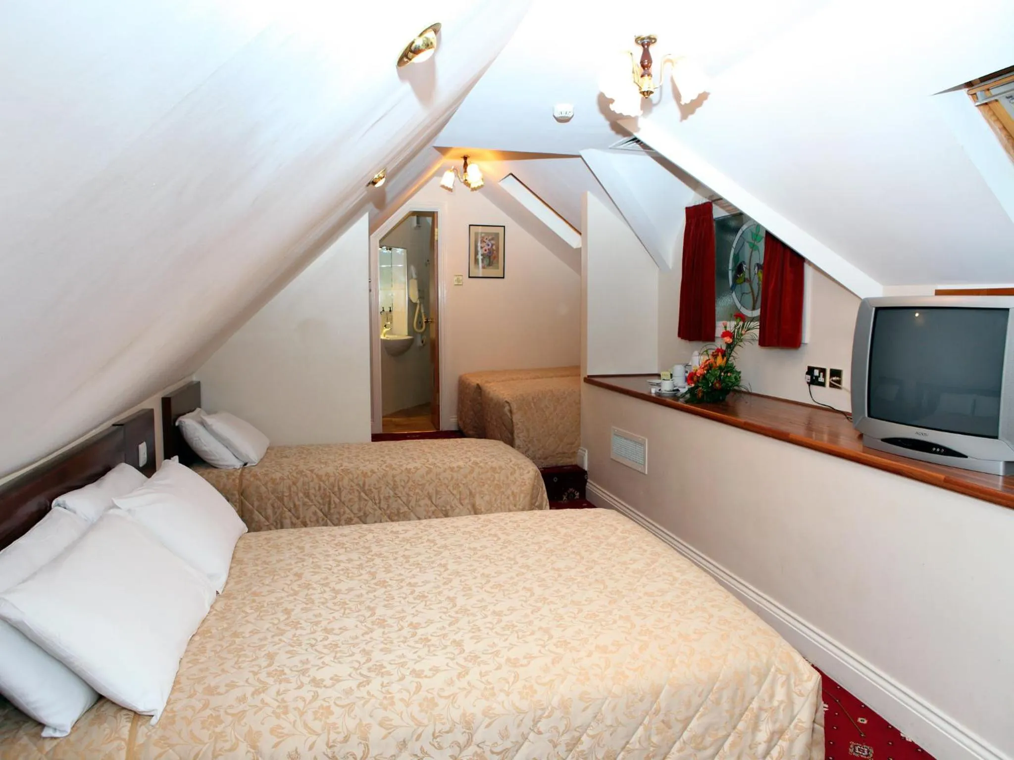 Bedroom, Bed in Gatwick Cambridge Hotel