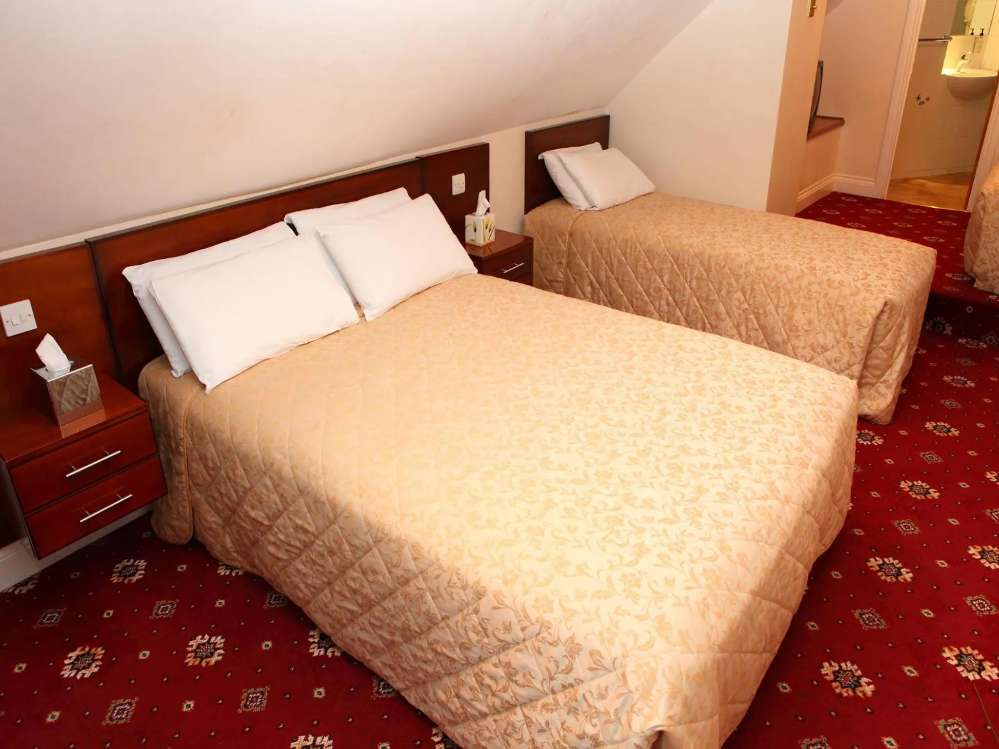 Bedroom, Bed in Gatwick Cambridge Hotel