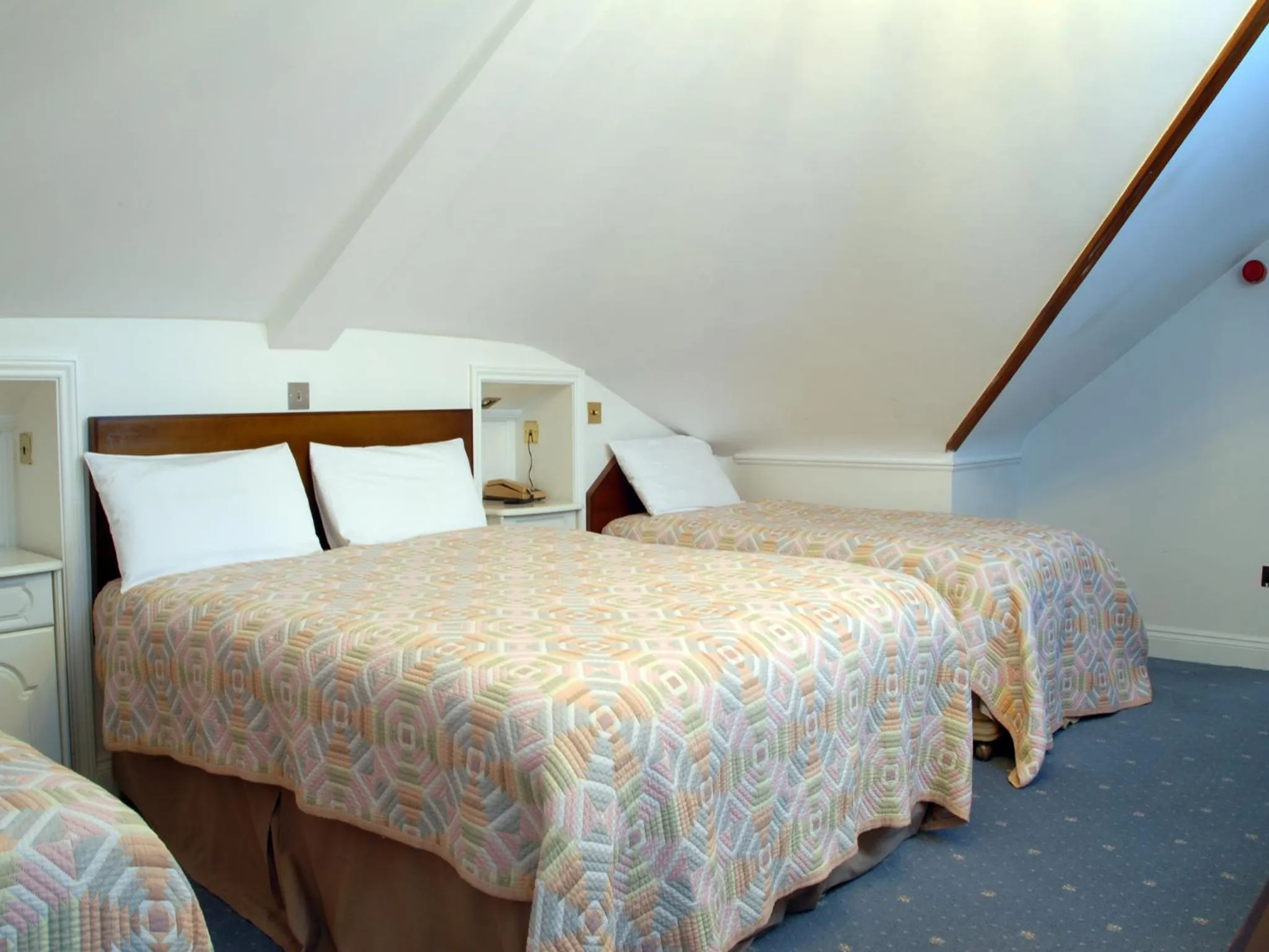 Bedroom, Bed in Gatwick Cambridge Hotel