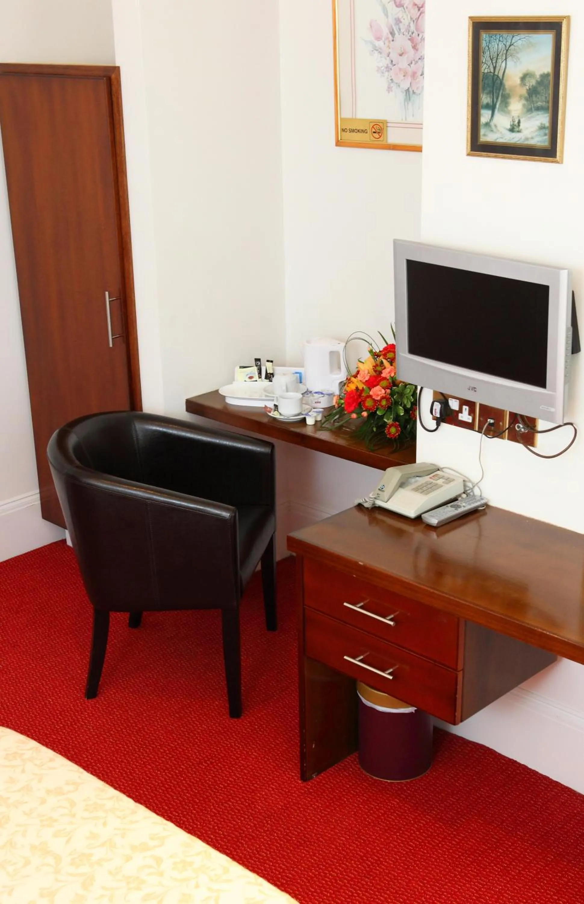 Bedroom in Gatwick Cambridge Hotel