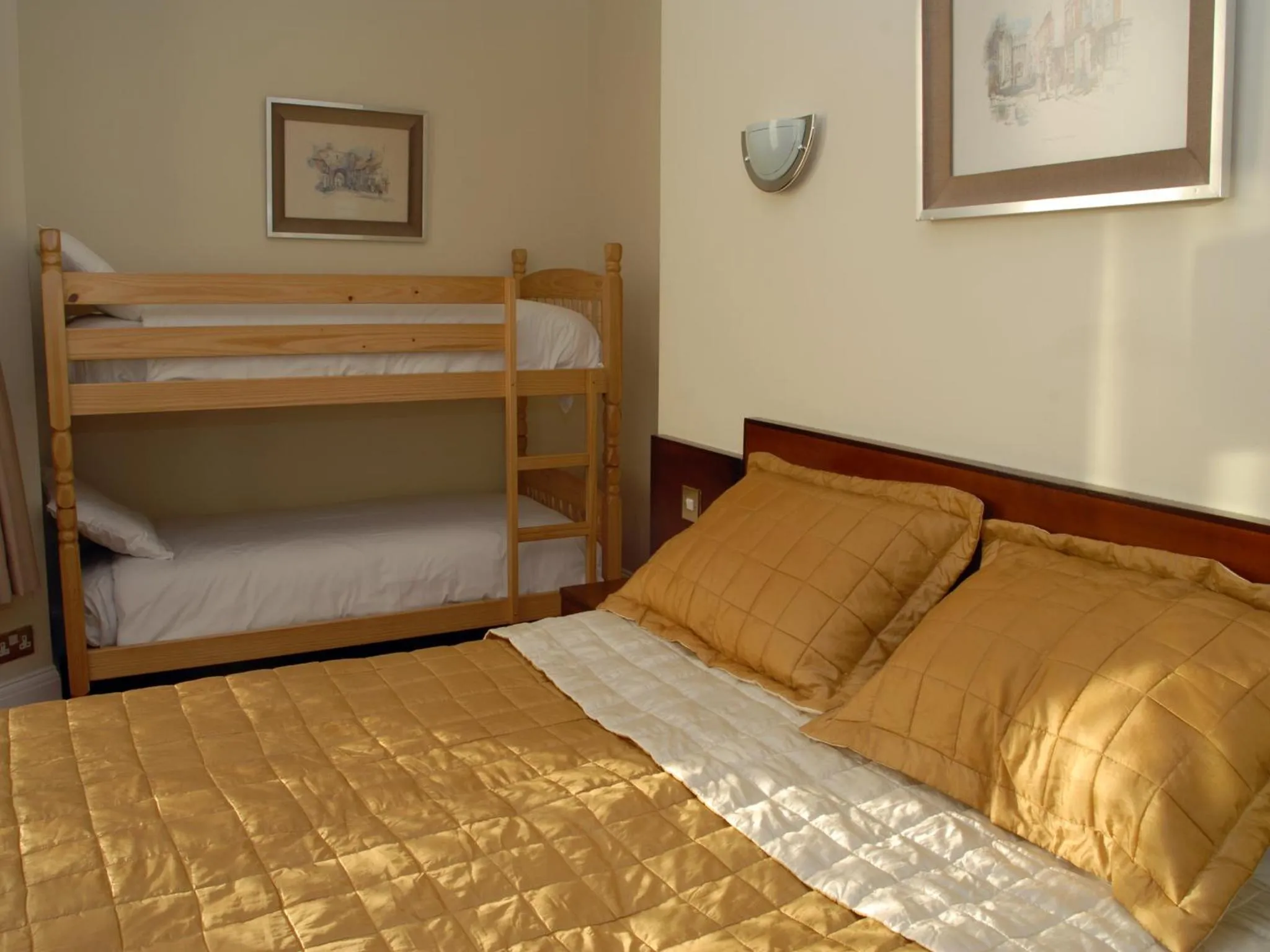 Bedroom, Bed in Gatwick Cambridge Hotel