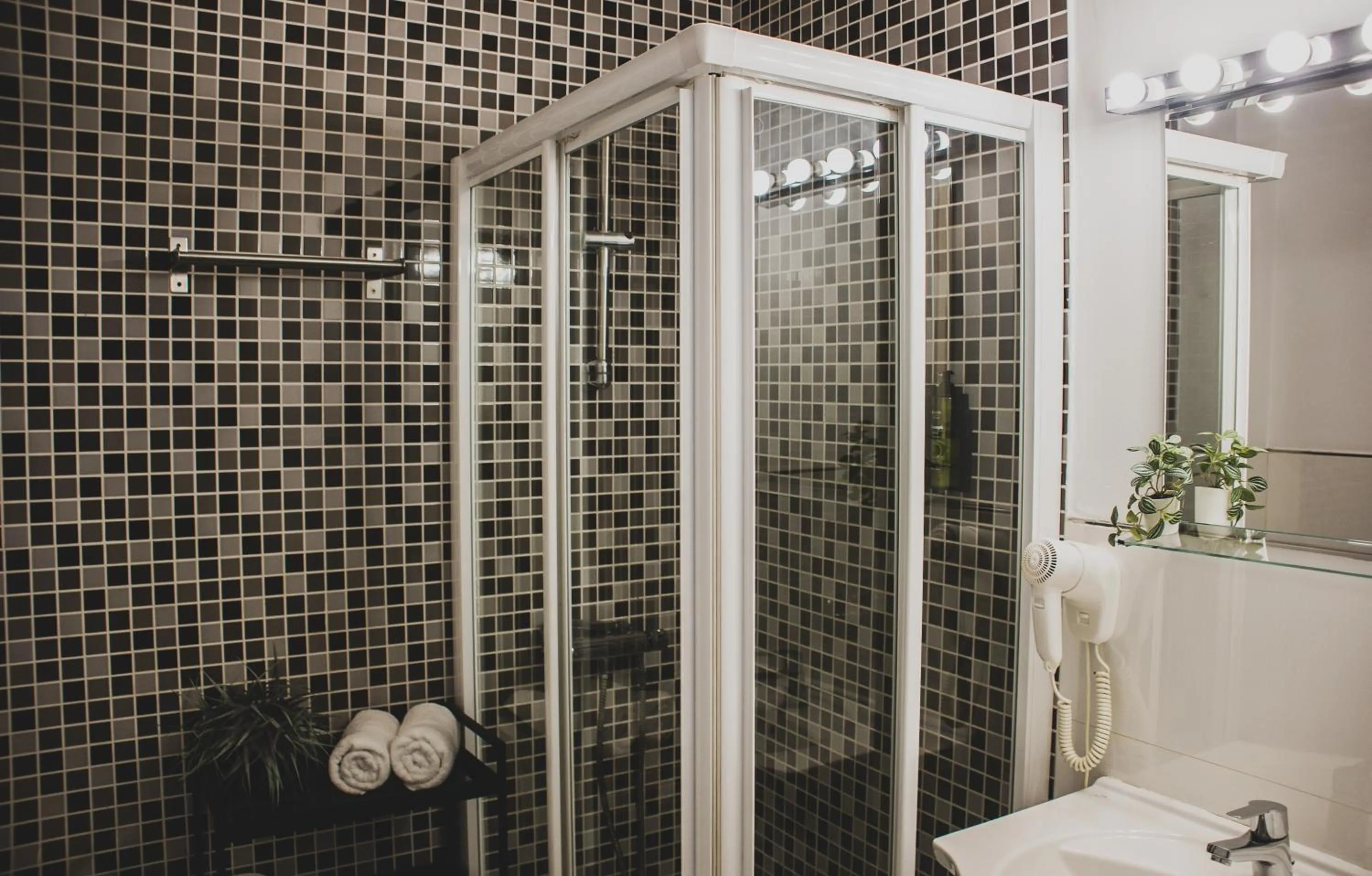 Bathroom in AZZ Sevilla Torre de la Plata Apartamentos