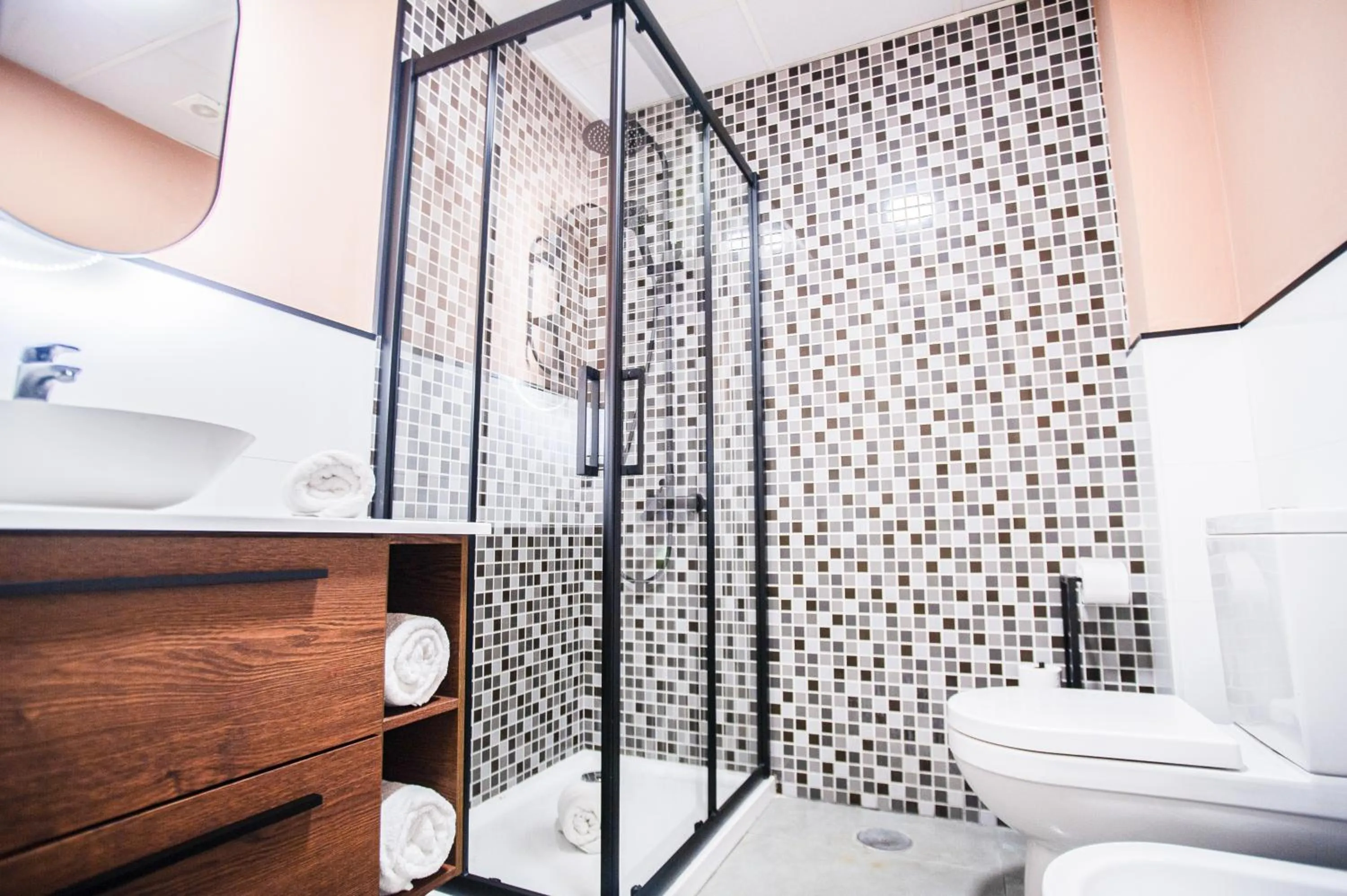 Shower in AZZ Sevilla Torre de la Plata Apartamentos