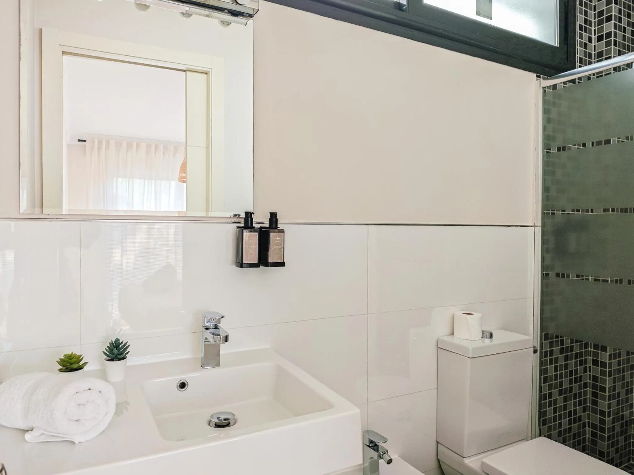 Shower in AZZ Sevilla Torre de la Plata Apartamentos