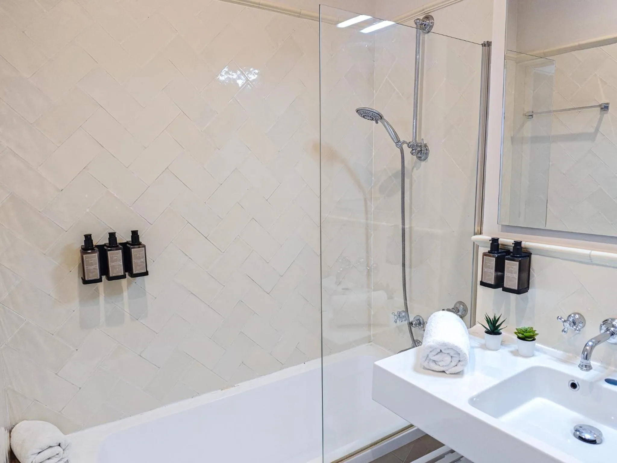 Bathroom in AZZ Sevilla Torre de la Plata Apartamentos