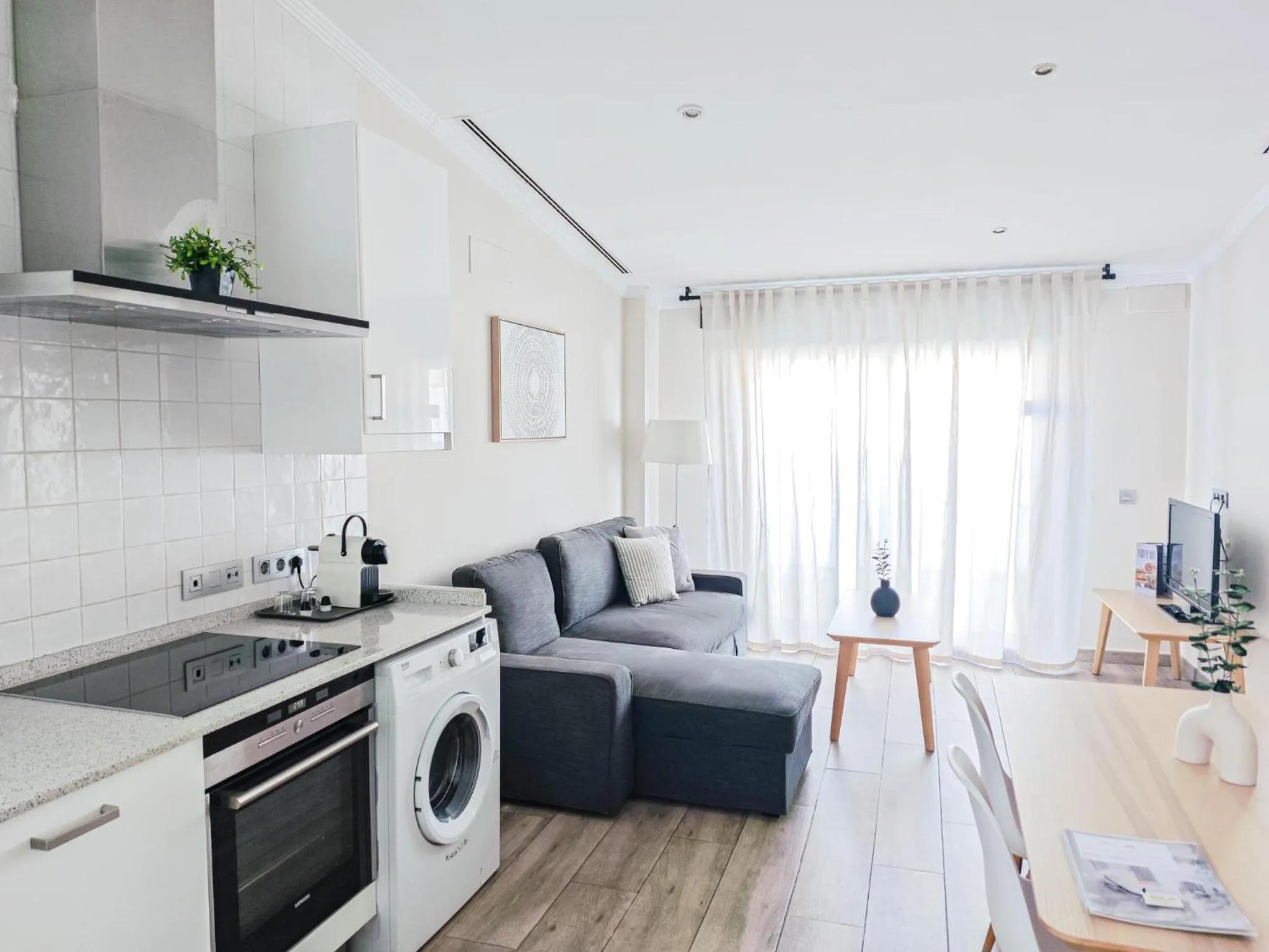 Kitchen or kitchenette in AZZ Sevilla Torre de la Plata Apartamentos