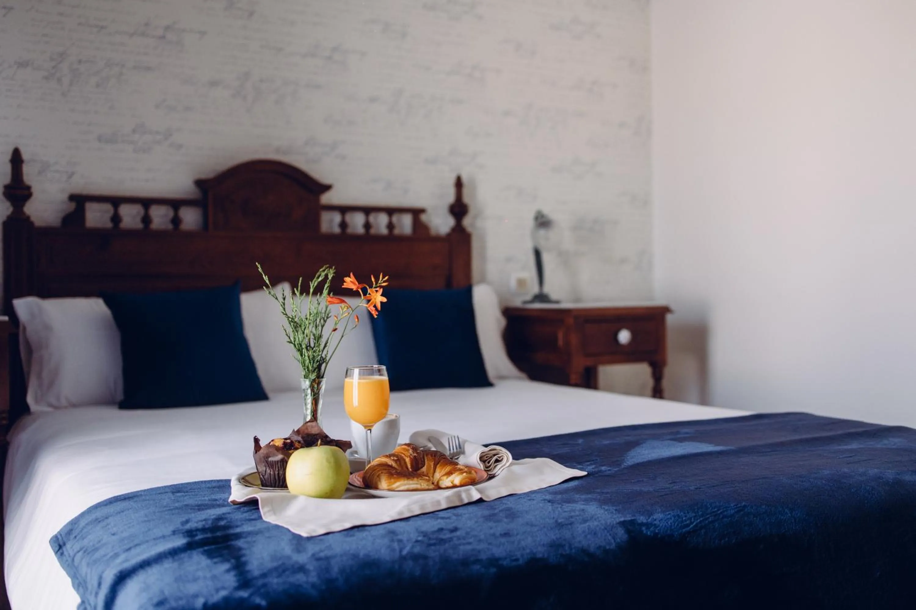 Breakfast, Bed in Hotel Cueli