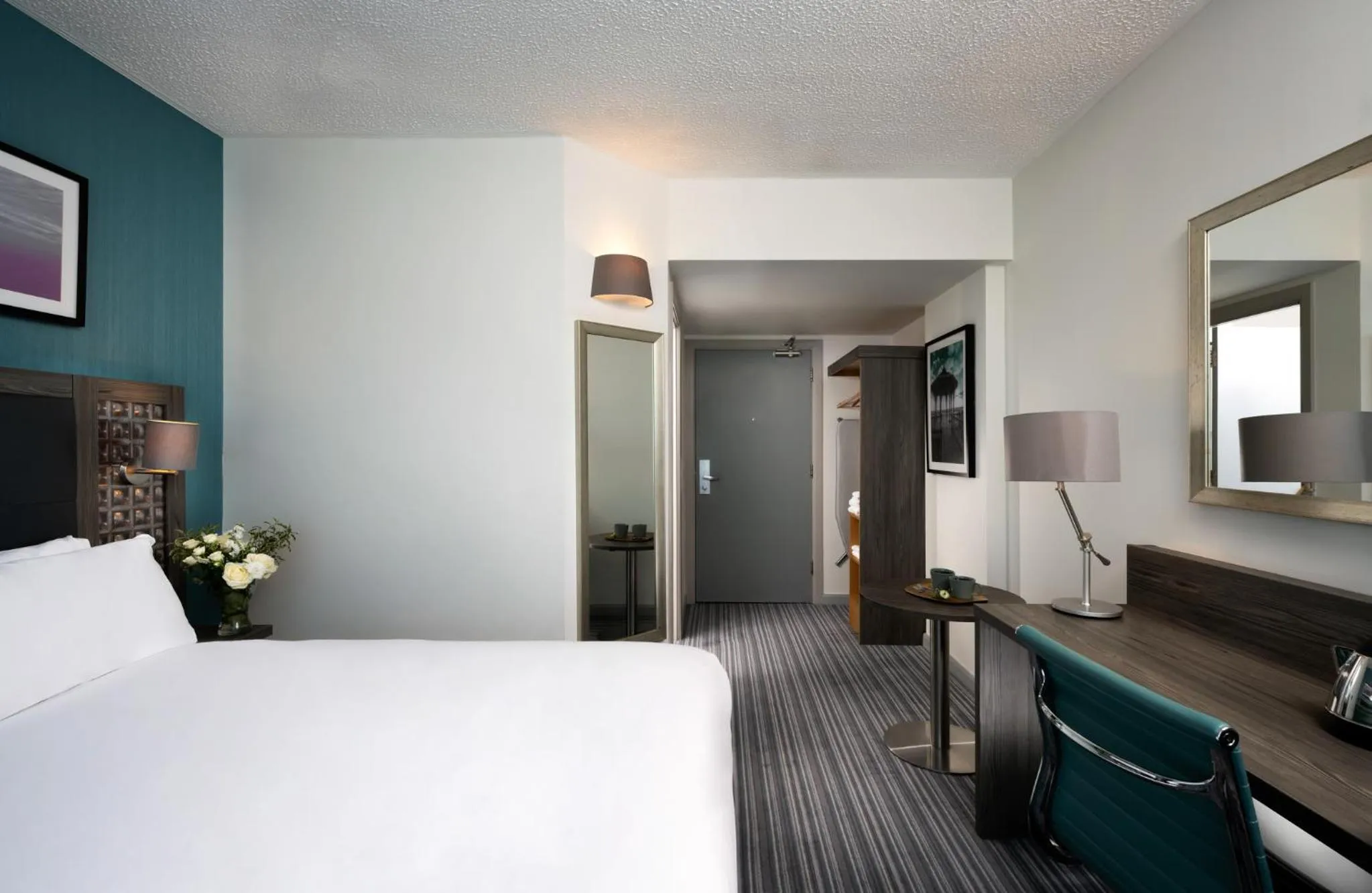 Bedroom, Bed in Leonardo Hotel Brighton - Formerly Jurys Inn