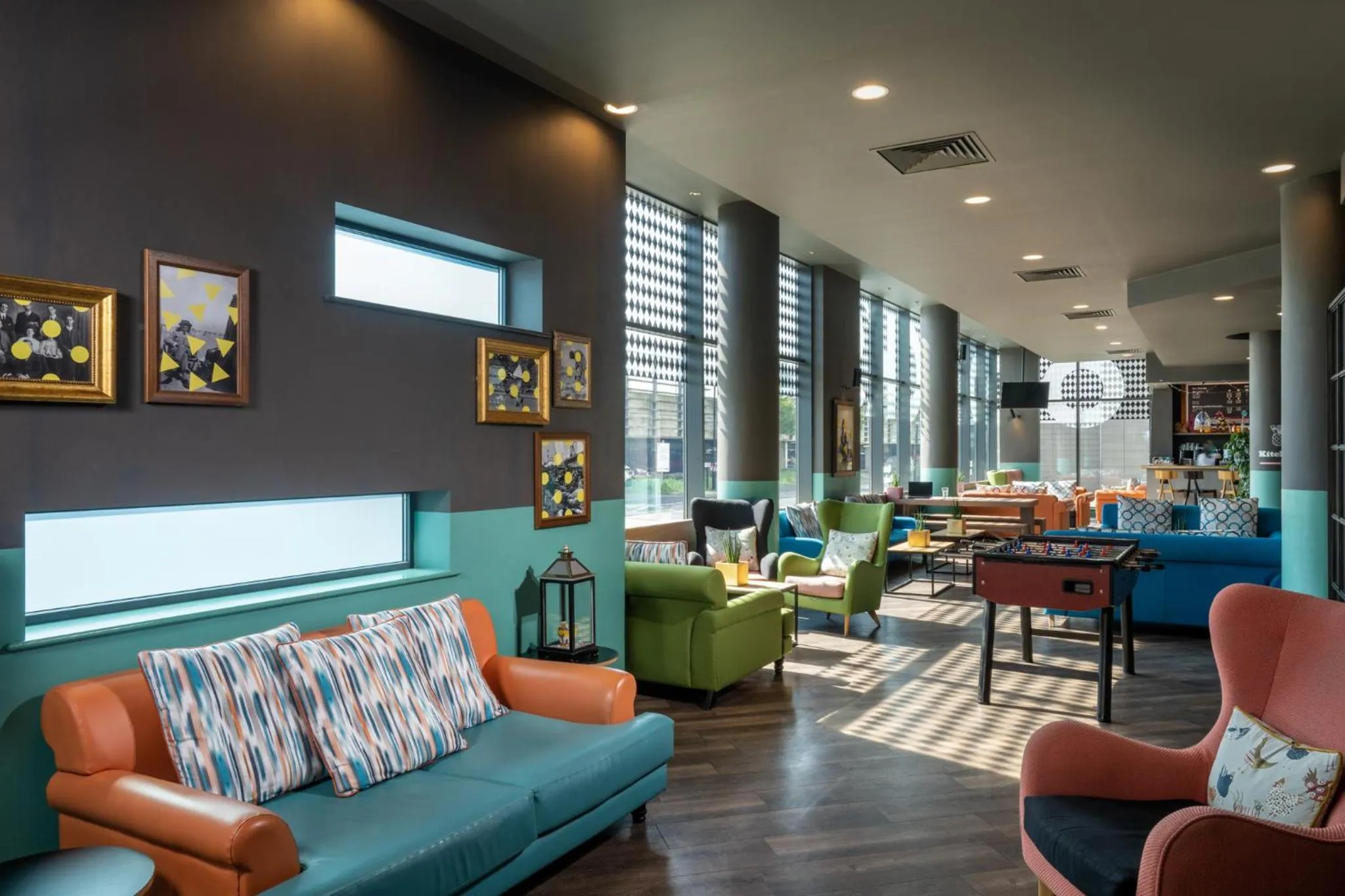 Lobby or reception in Leonardo Hotel Brighton - Formerly Jurys Inn