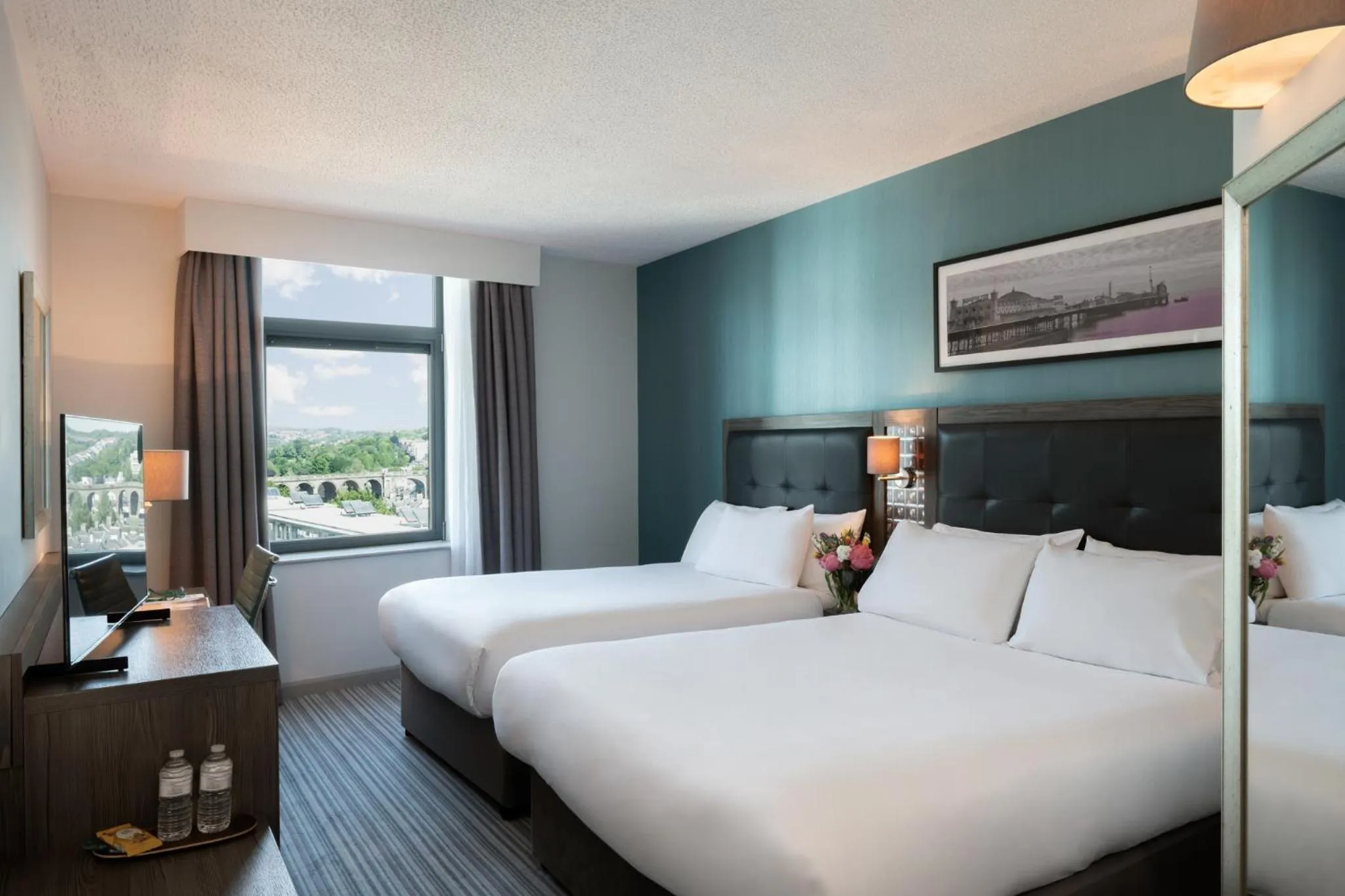 Bedroom, Bed in Leonardo Hotel Brighton - Formerly Jurys Inn