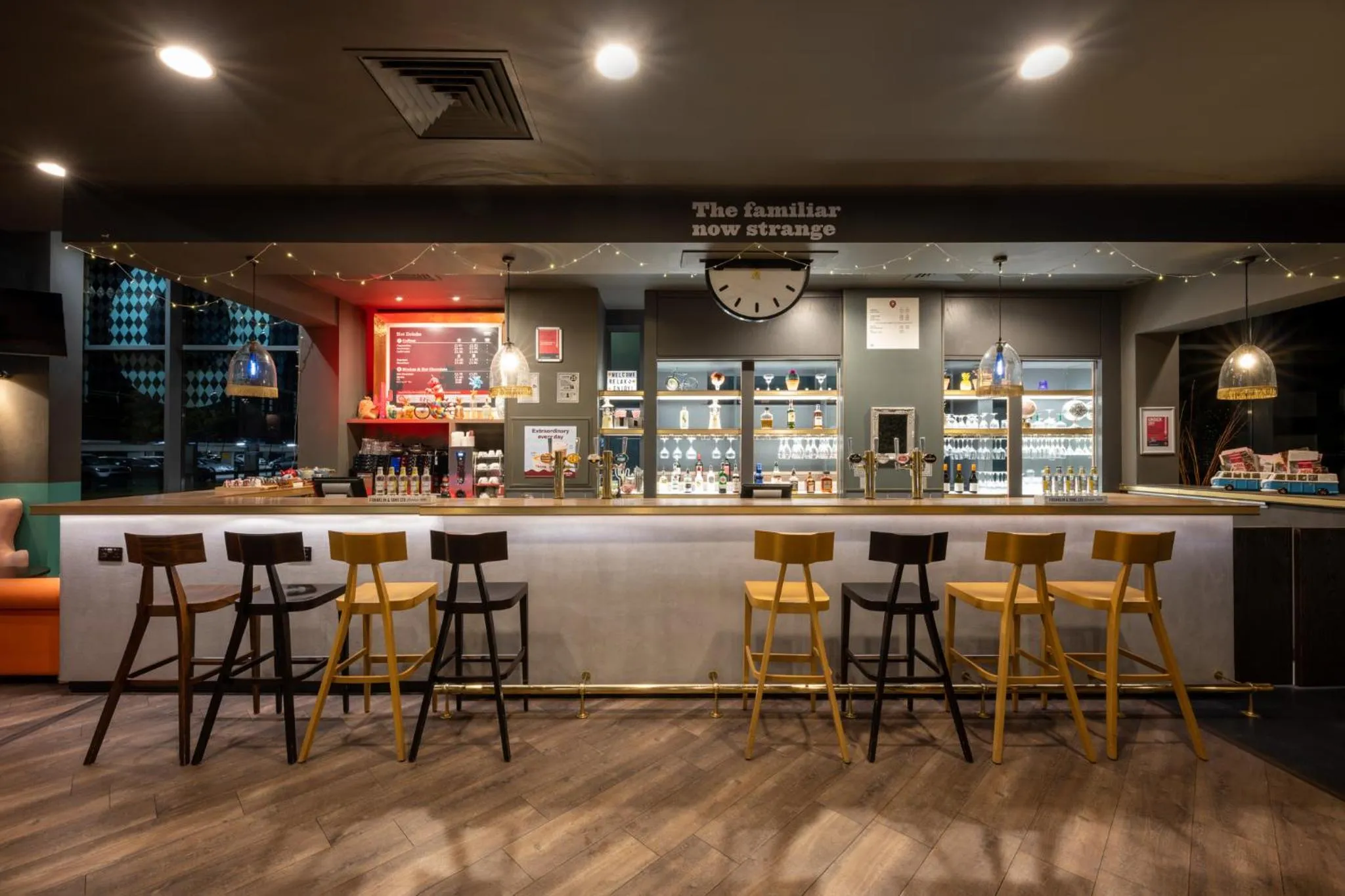 Lounge or bar in Leonardo Hotel Brighton - Formerly Jurys Inn