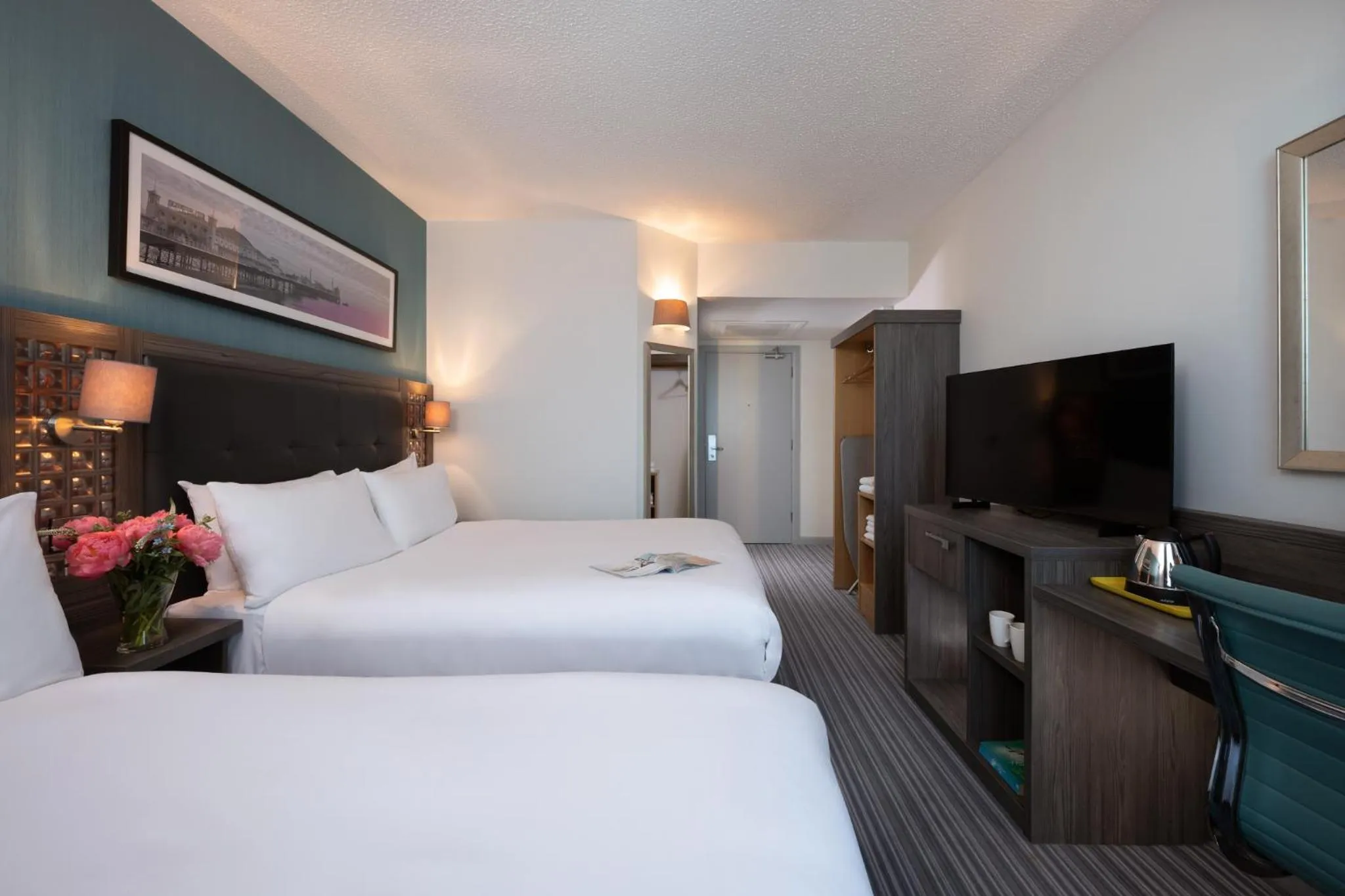 Bedroom, Bed in Leonardo Hotel Brighton - Formerly Jurys Inn