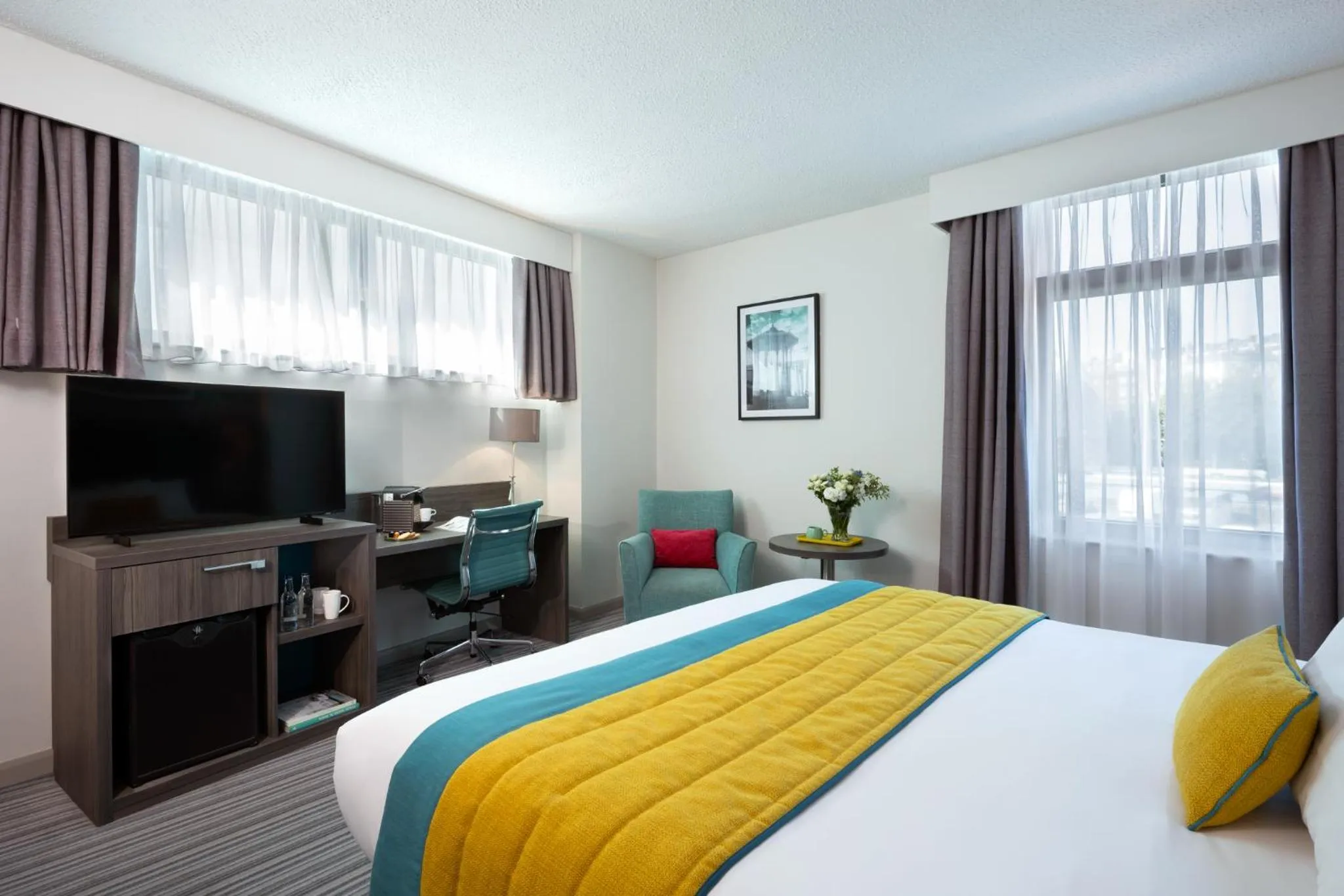 Bedroom, Bed in Leonardo Hotel Brighton - Formerly Jurys Inn