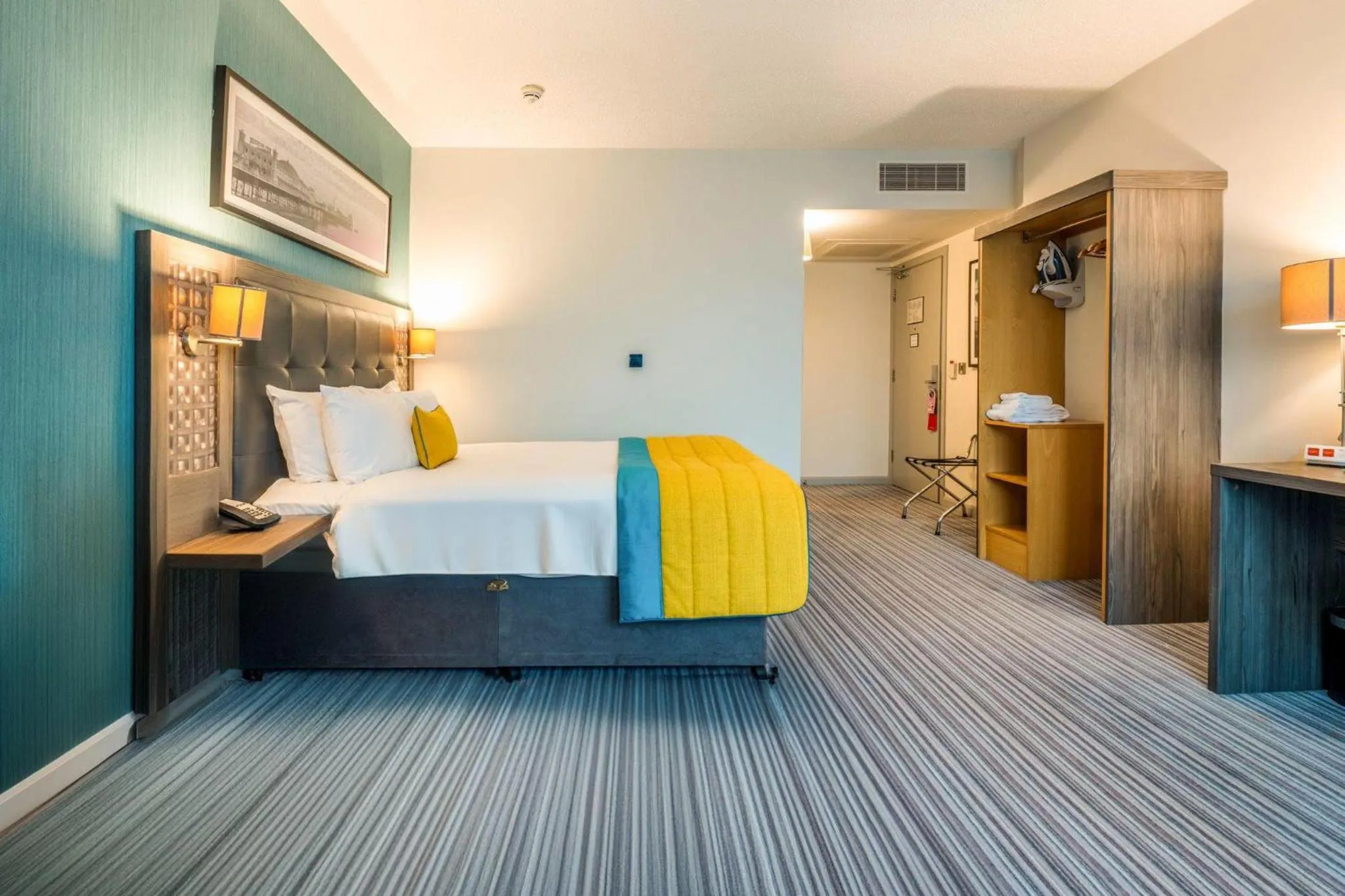 Photo of the whole room, Bed in Leonardo Hotel Brighton - Formerly Jurys Inn