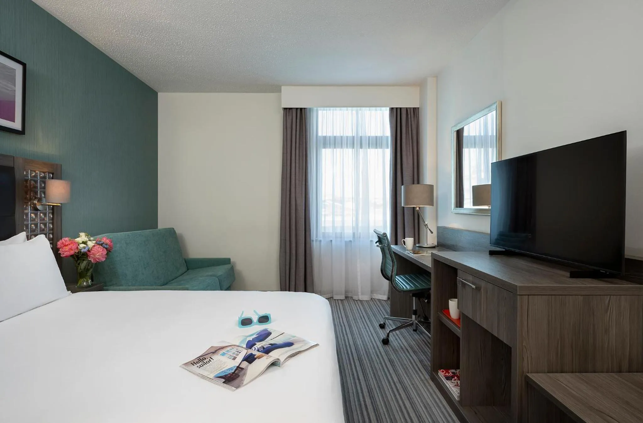 Bedroom, Bed in Leonardo Hotel Brighton - Formerly Jurys Inn