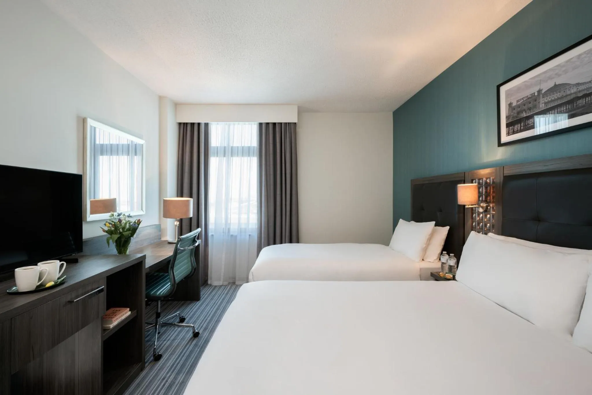 Bedroom, Bed in Leonardo Hotel Brighton - Formerly Jurys Inn