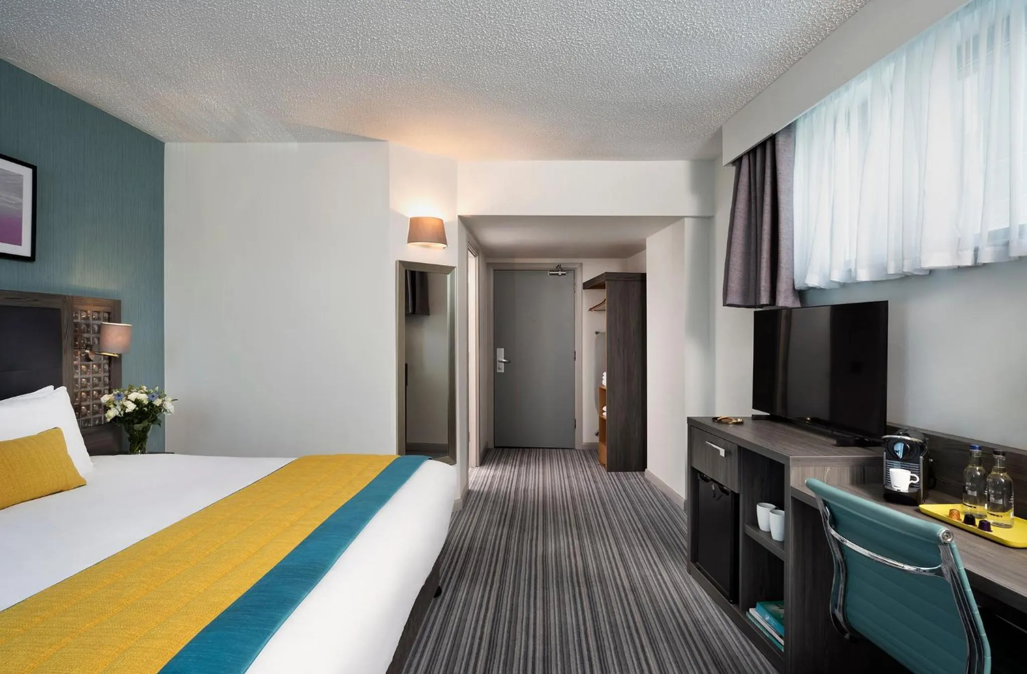 Bedroom, Bed in Leonardo Hotel Brighton - Formerly Jurys Inn