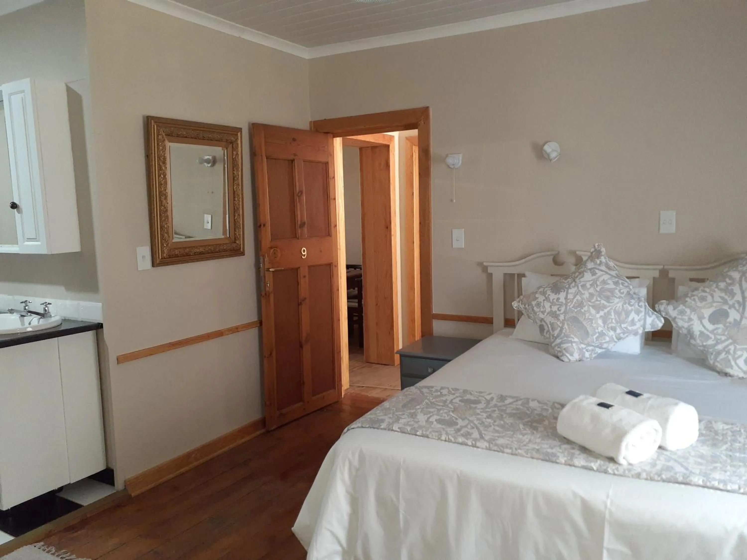 Photo of the whole room, Bed in Sandstone Chameleon Guest House