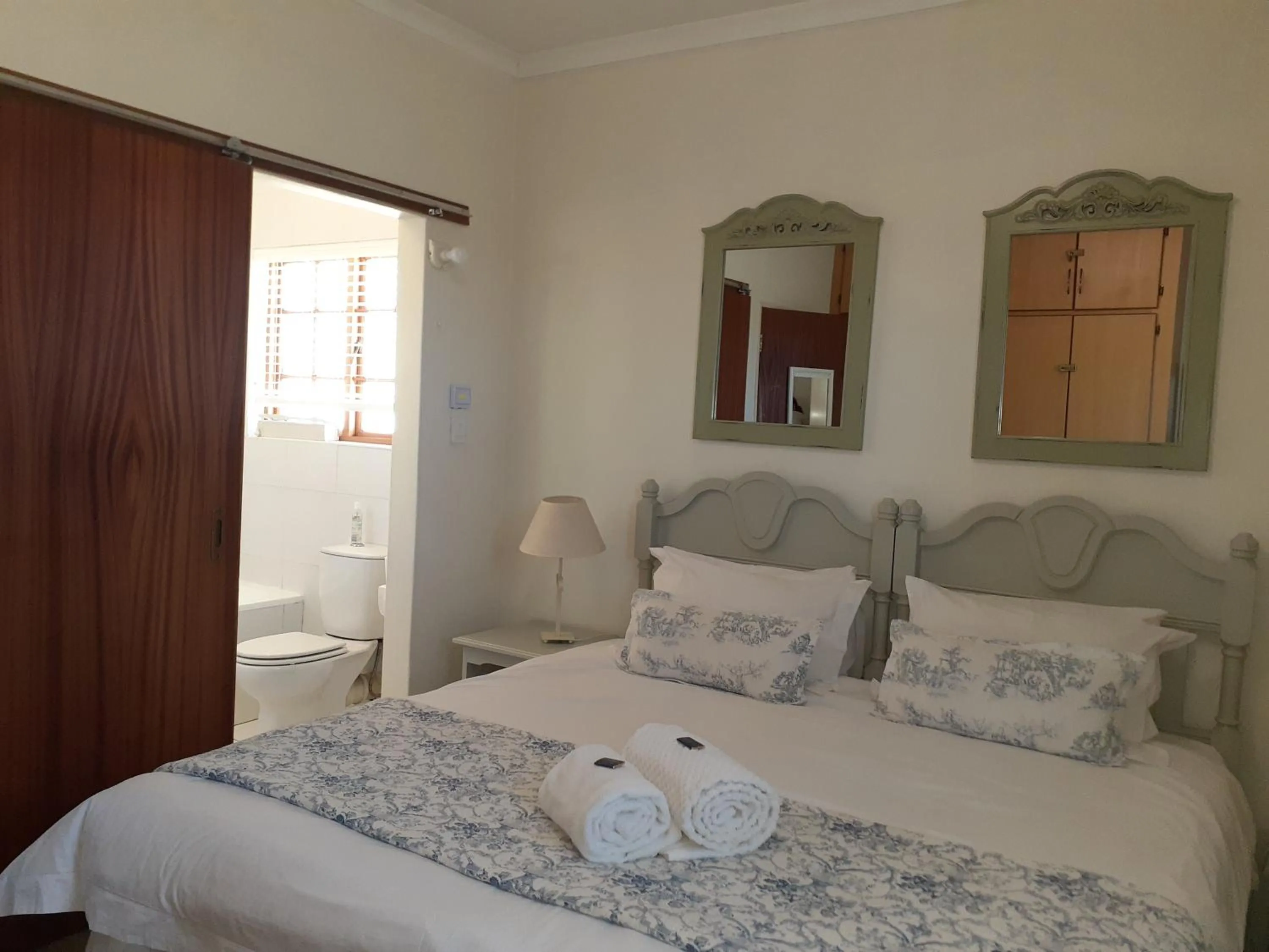 Photo of the whole room, Bed in Sandstone Chameleon Guest House