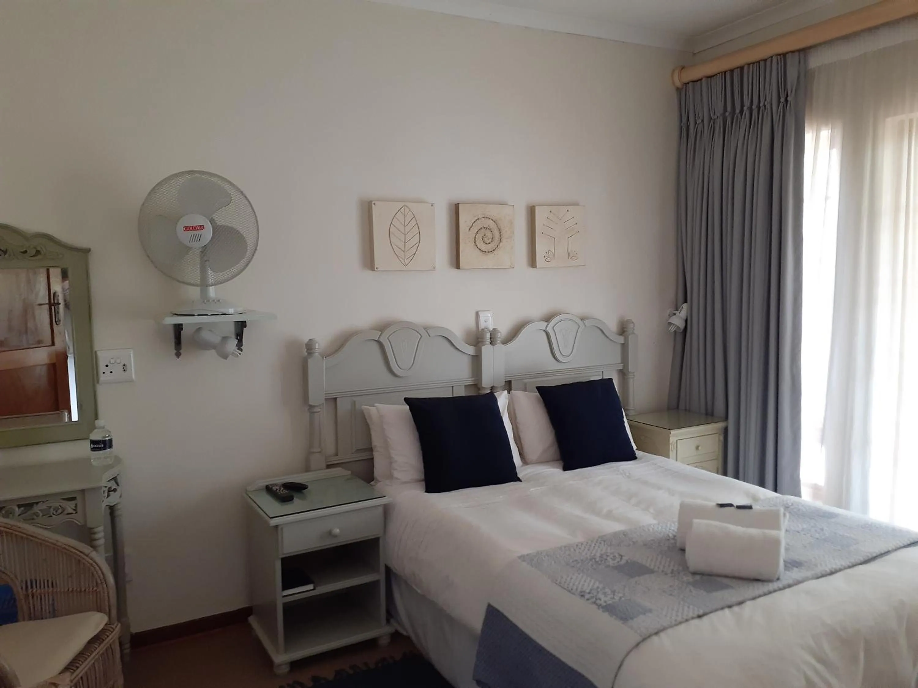 Photo of the whole room, Bed in Sandstone Chameleon Guest House