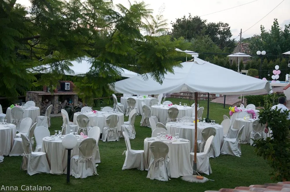 Restaurant/places to eat in Villa Catalano