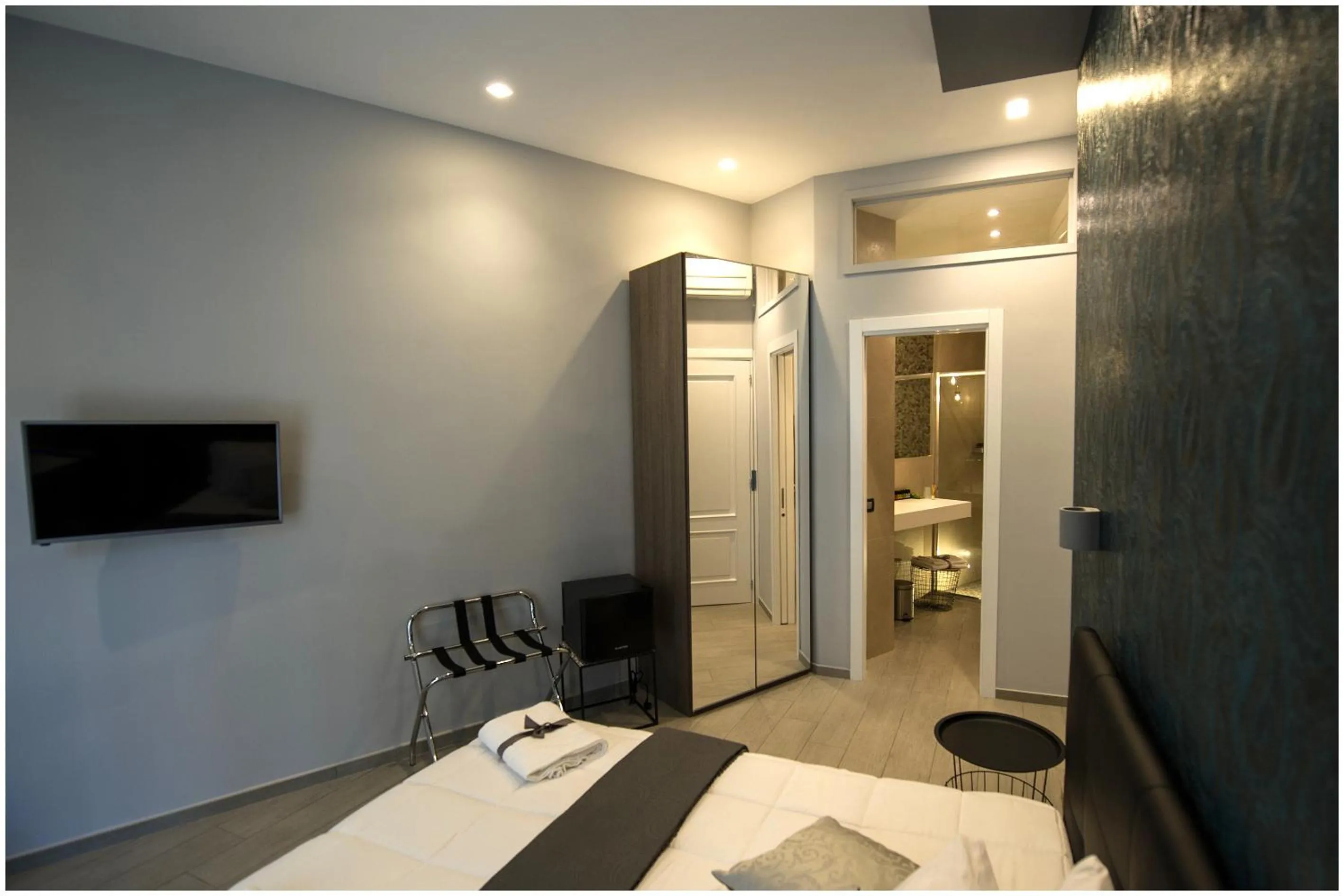 Bathroom, Bed in Bell's