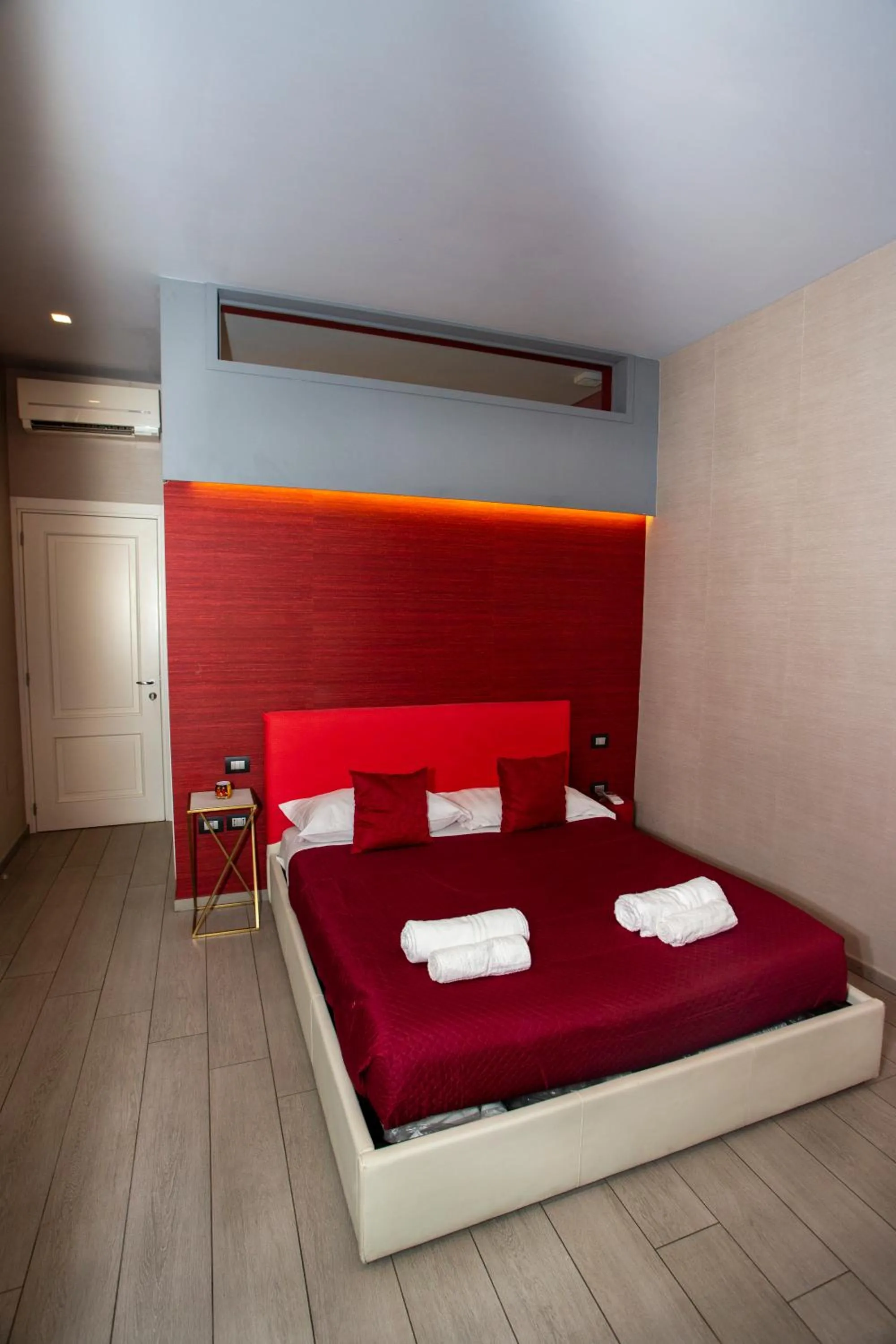 Bedroom, Bed in Bell's