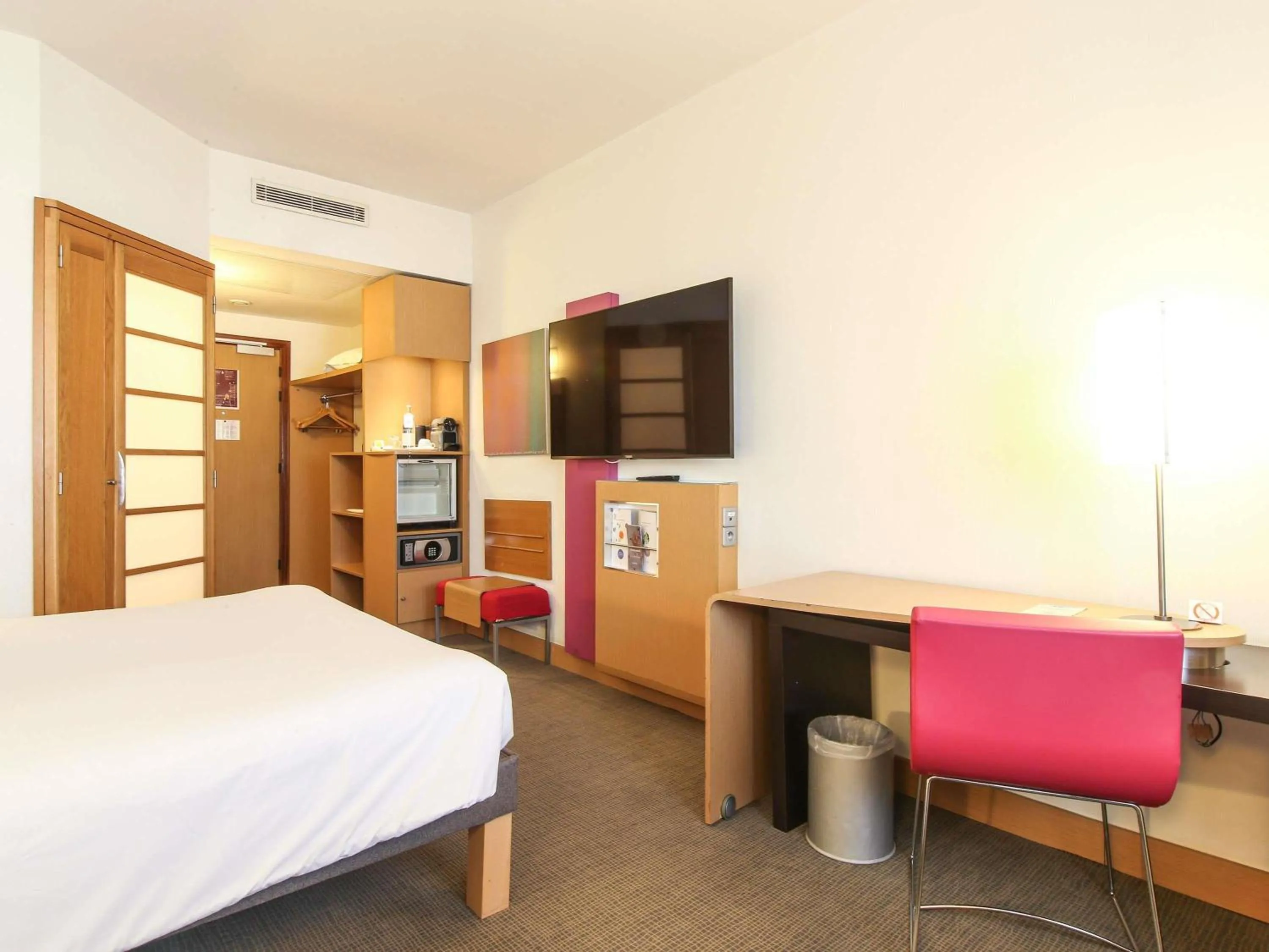 Bedroom, Bed in Novotel Tunis