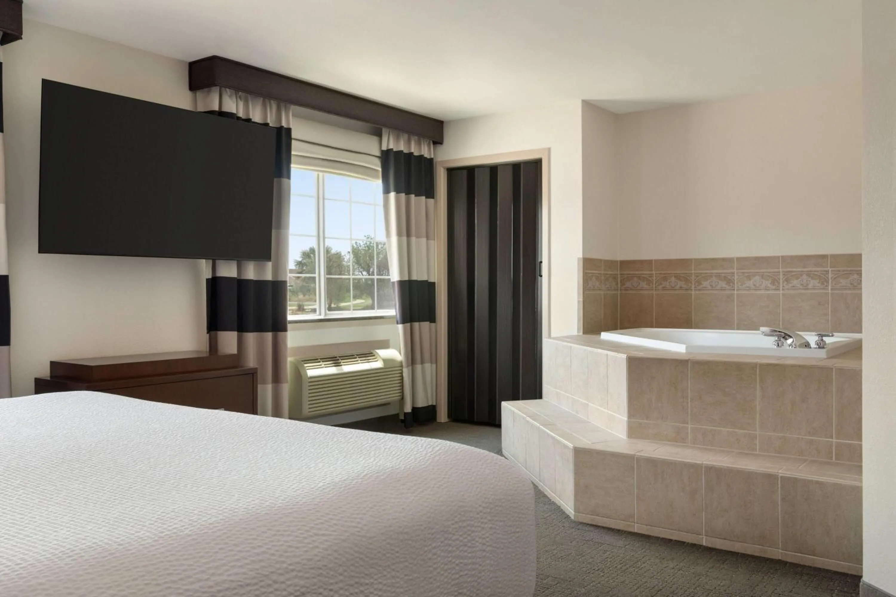 Bath, Bed in Ramada by Wyndham Del Rio