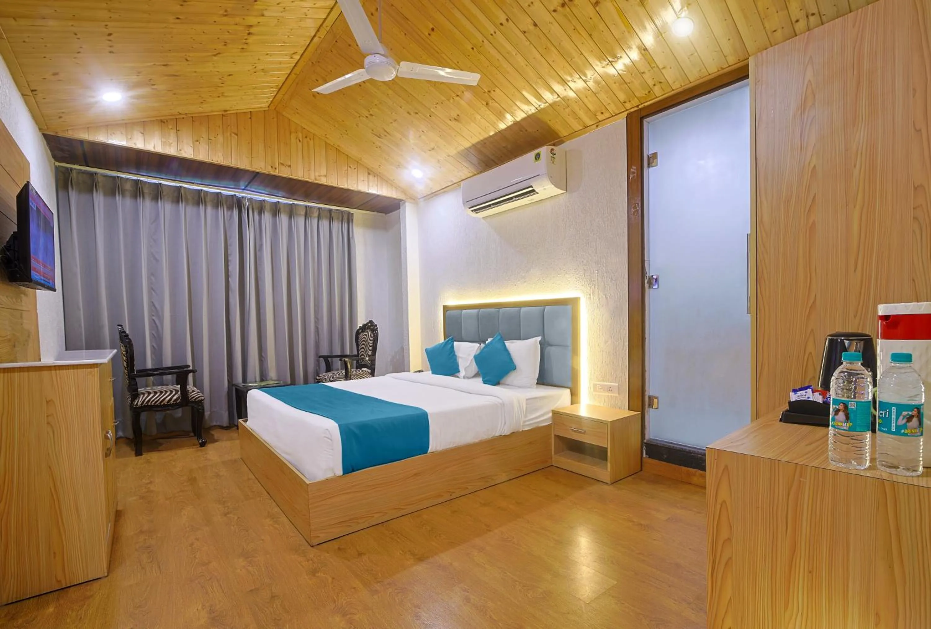Photo of the whole room, Bed in Hotel Green - Behind Parmarth Niketan