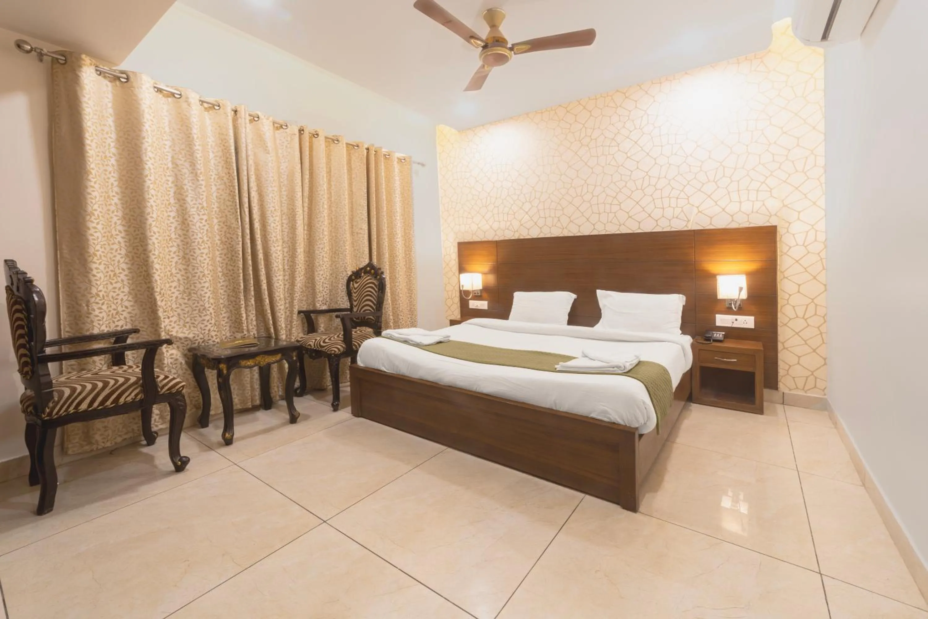 Bed in Hotel Green - Behind Parmarth Niketan