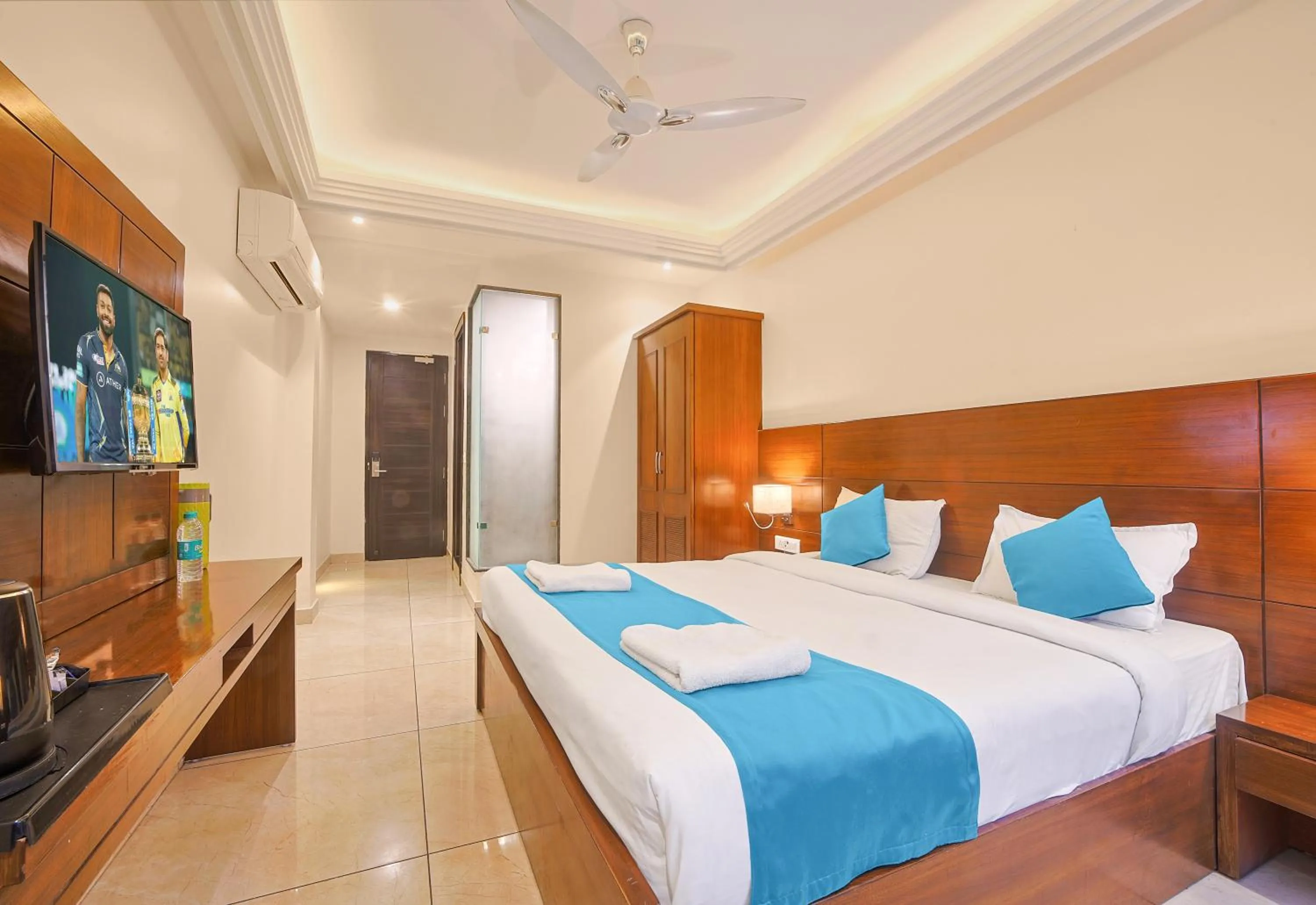 TV and multimedia, Bed in Hotel Green - Behind Parmarth Niketan