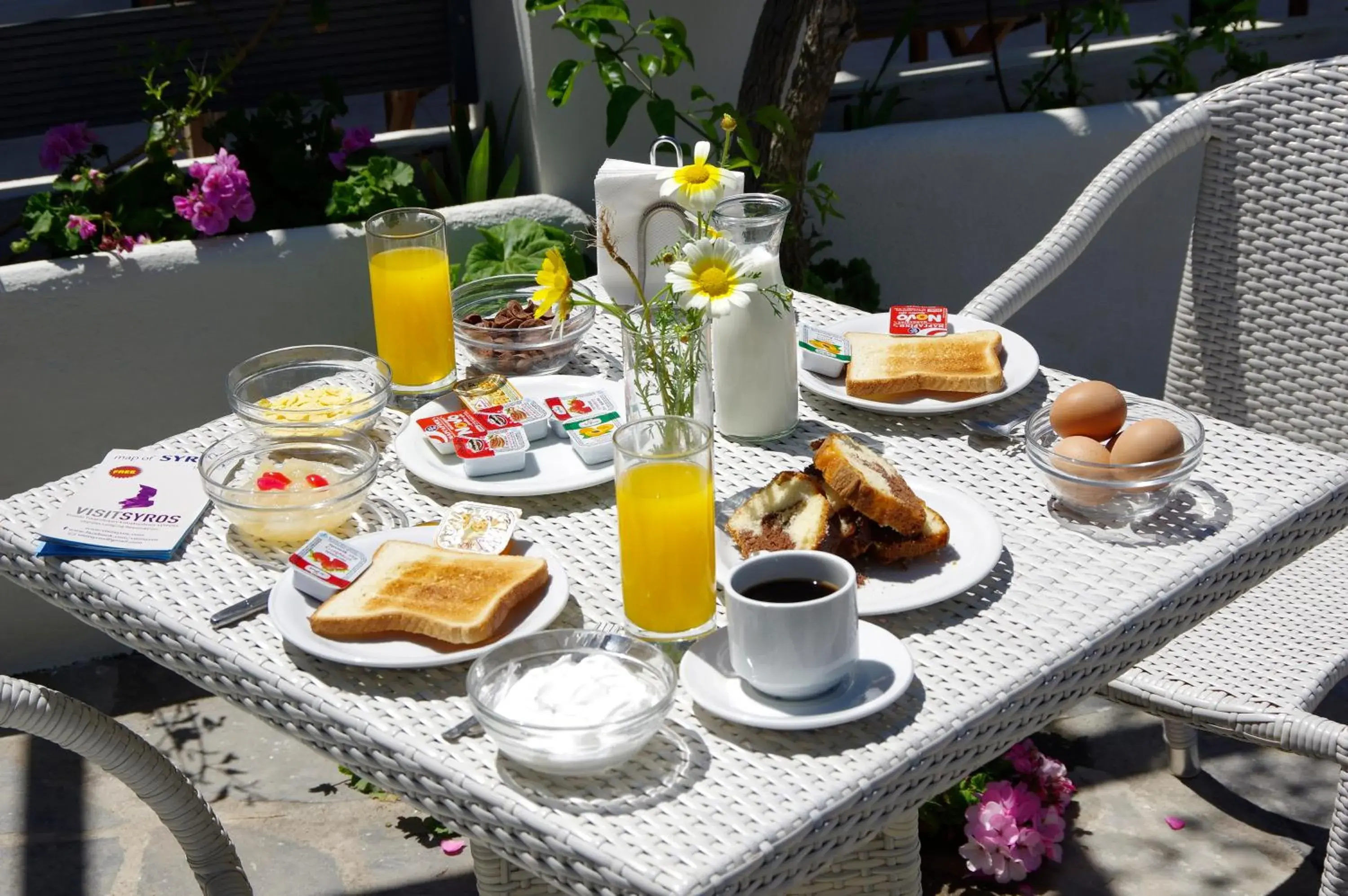 Basic Triple Room in Syros INN Basic Triple Room in Syros INN