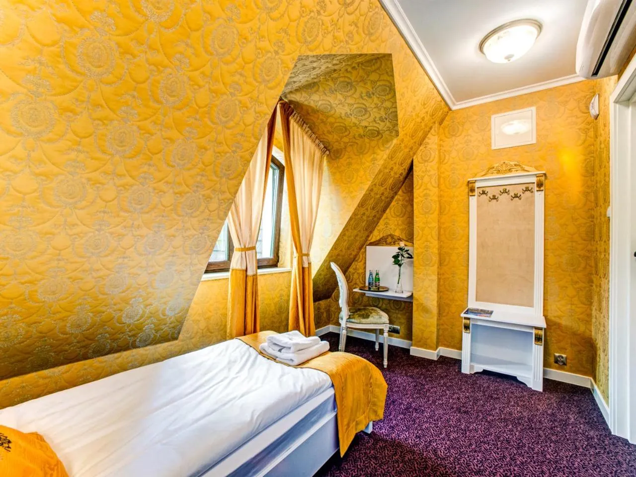 Bed in ROYAL PALACE Centrum Bankietowe