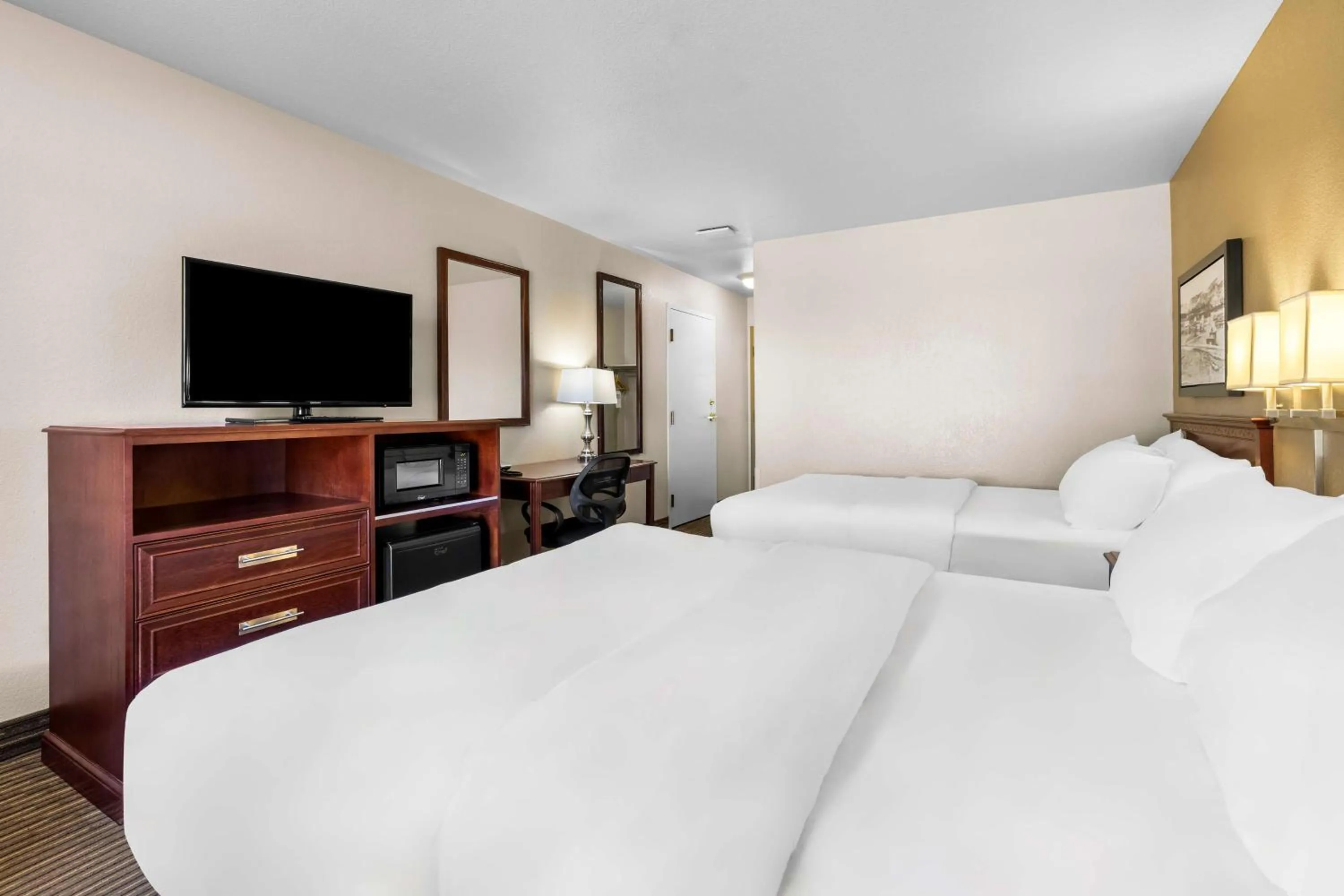 Bedroom, Bed in SureStay Plus Hotel by Best Western Drumheller