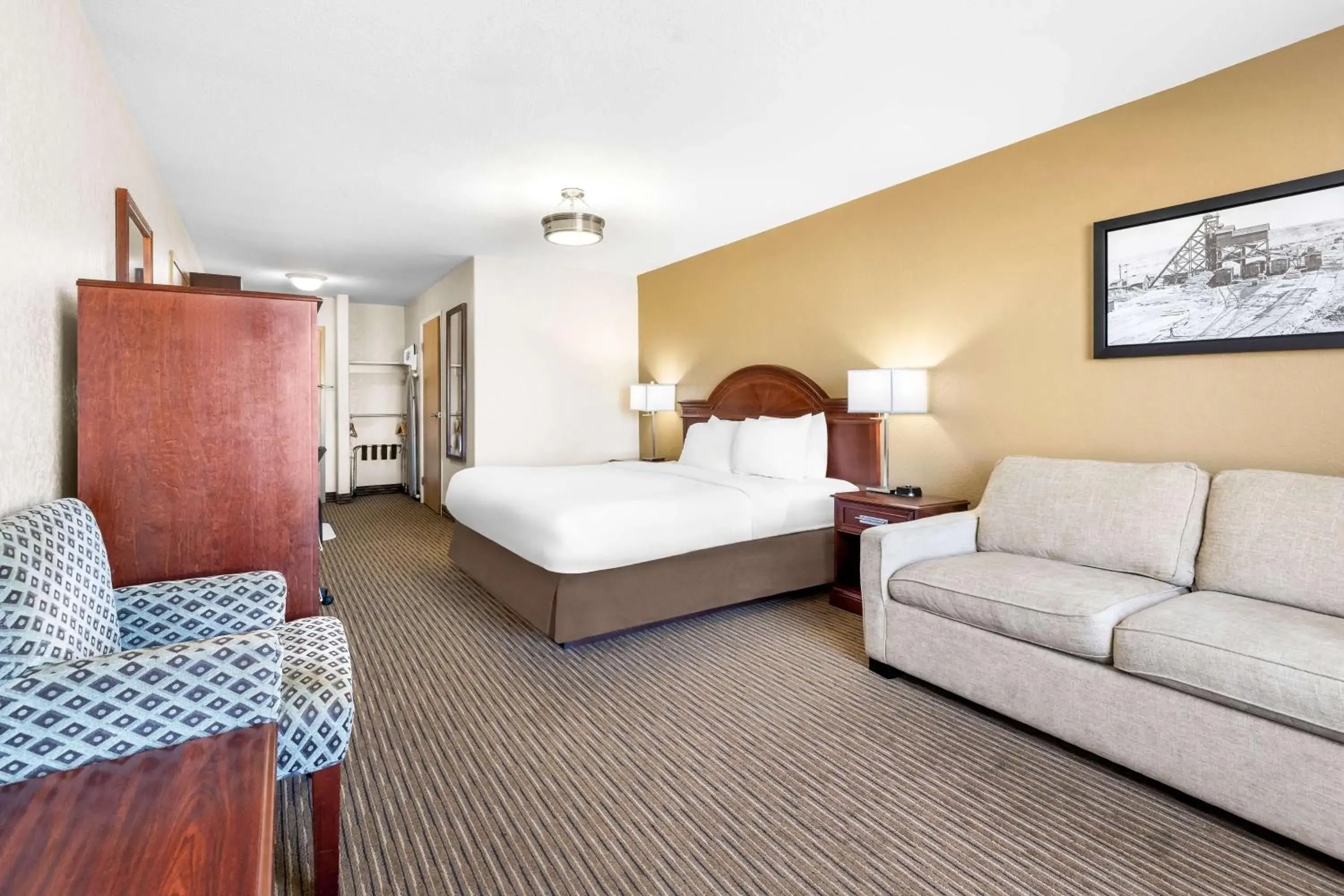 King Room with Sofabed in SureStay Plus Hotel by Best Western Drumheller King Room with Sofabed in SureStay Plus Hotel by Best Western Drumheller
