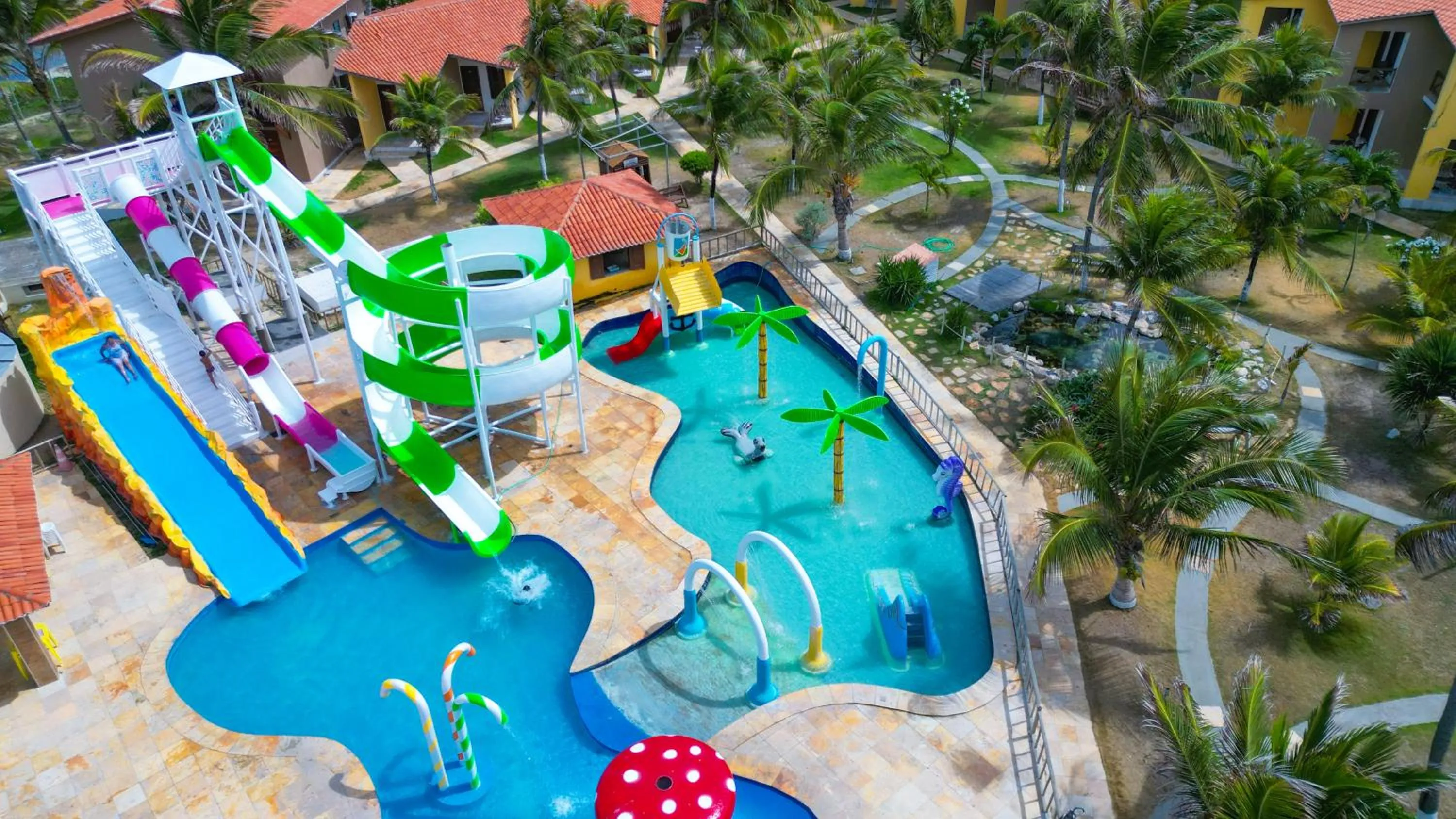 Aqua park in Jangadeiro Praia Hotel Resort - Parque Aquático e Pé na Areia