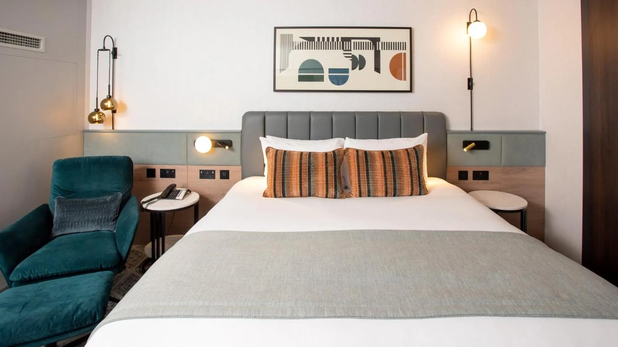 Photo of the whole room, Bed in Crowne Plaza Birmingham City by IHG