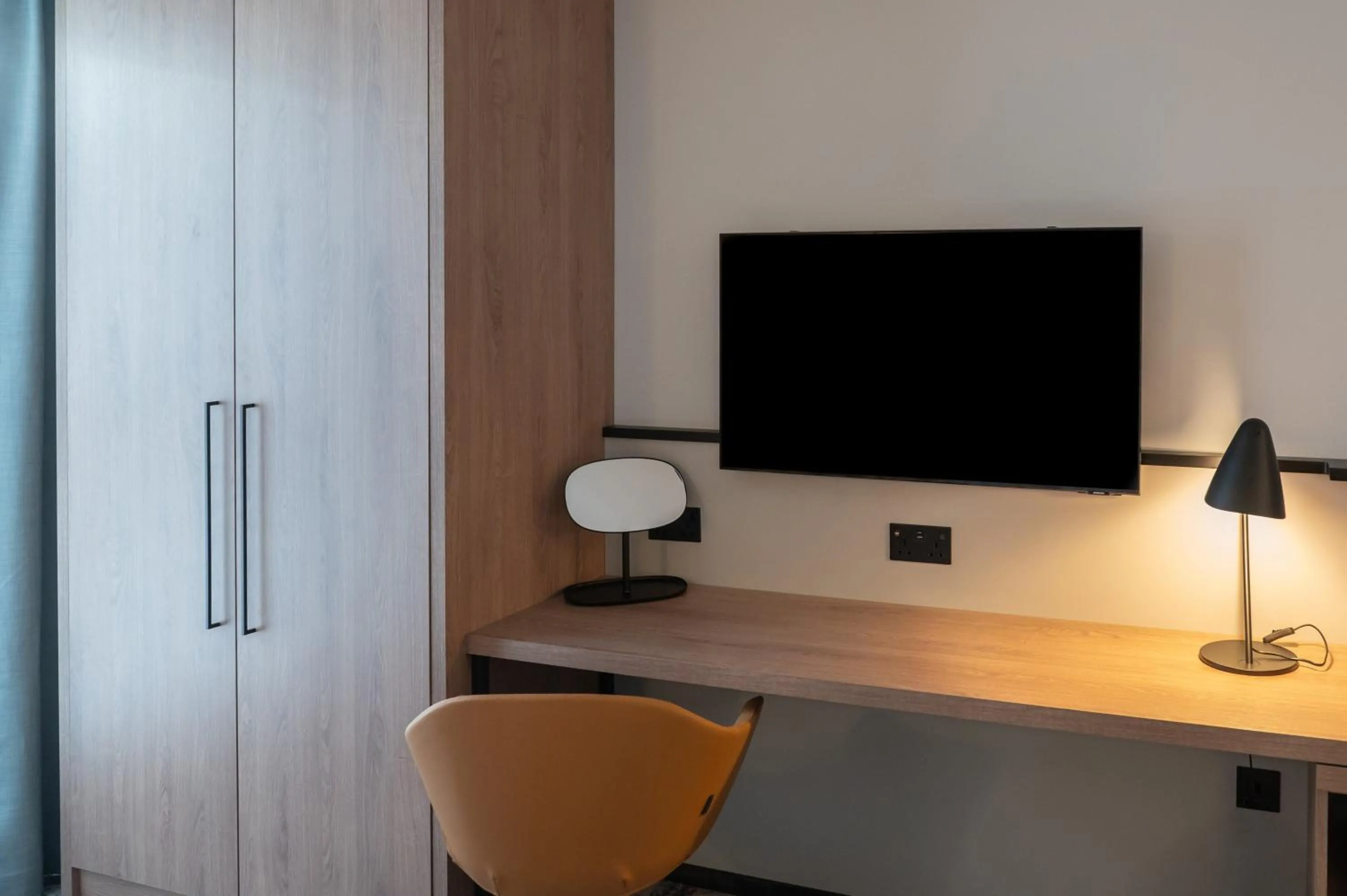 Photo of the whole room in Crowne Plaza Birmingham City by IHG