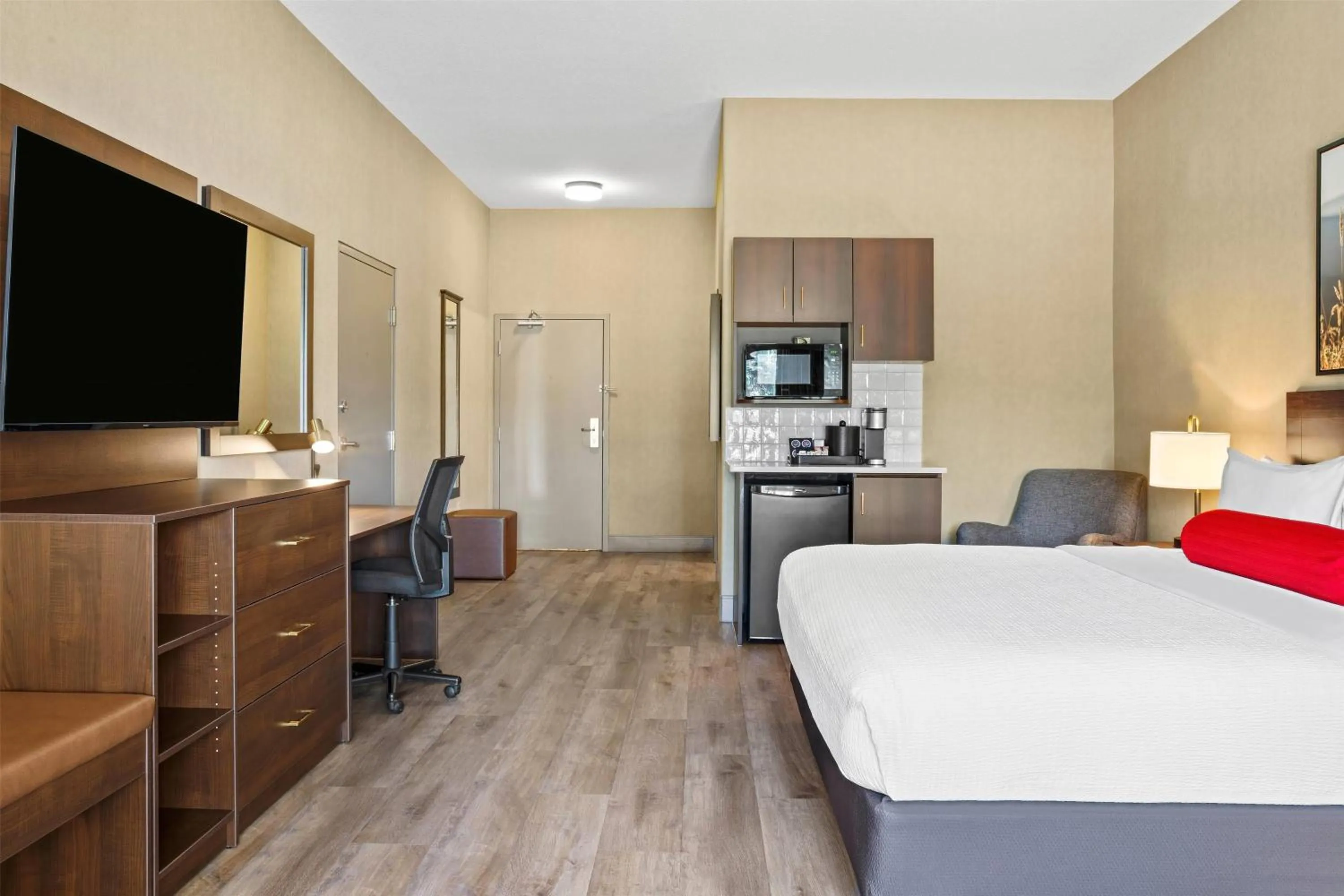 Photo of the whole room, Bed in Ramada by Wyndham Drumheller Hotel & Suites