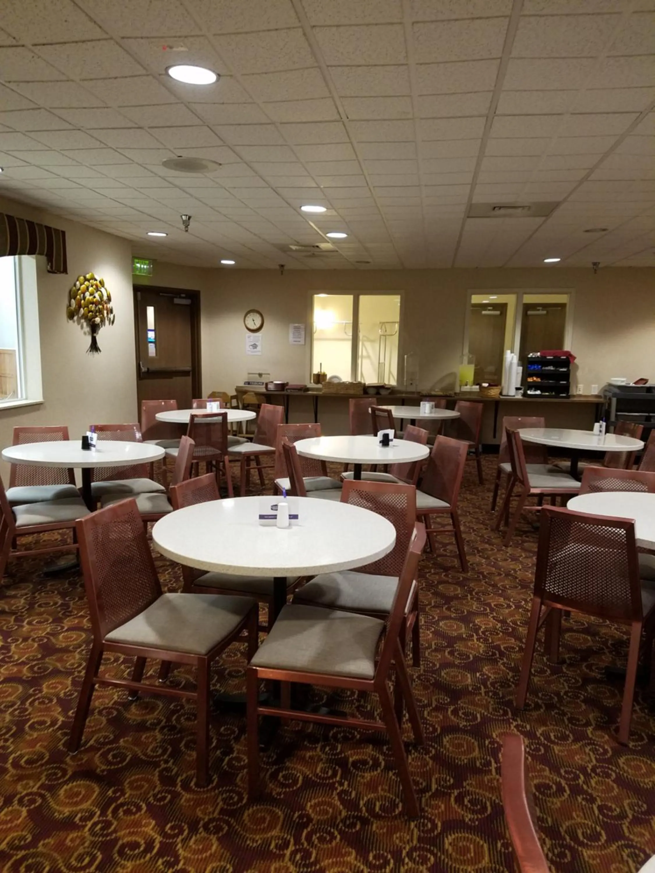 Breakfast in Crystal Inn Hotel & Suites - Great Falls