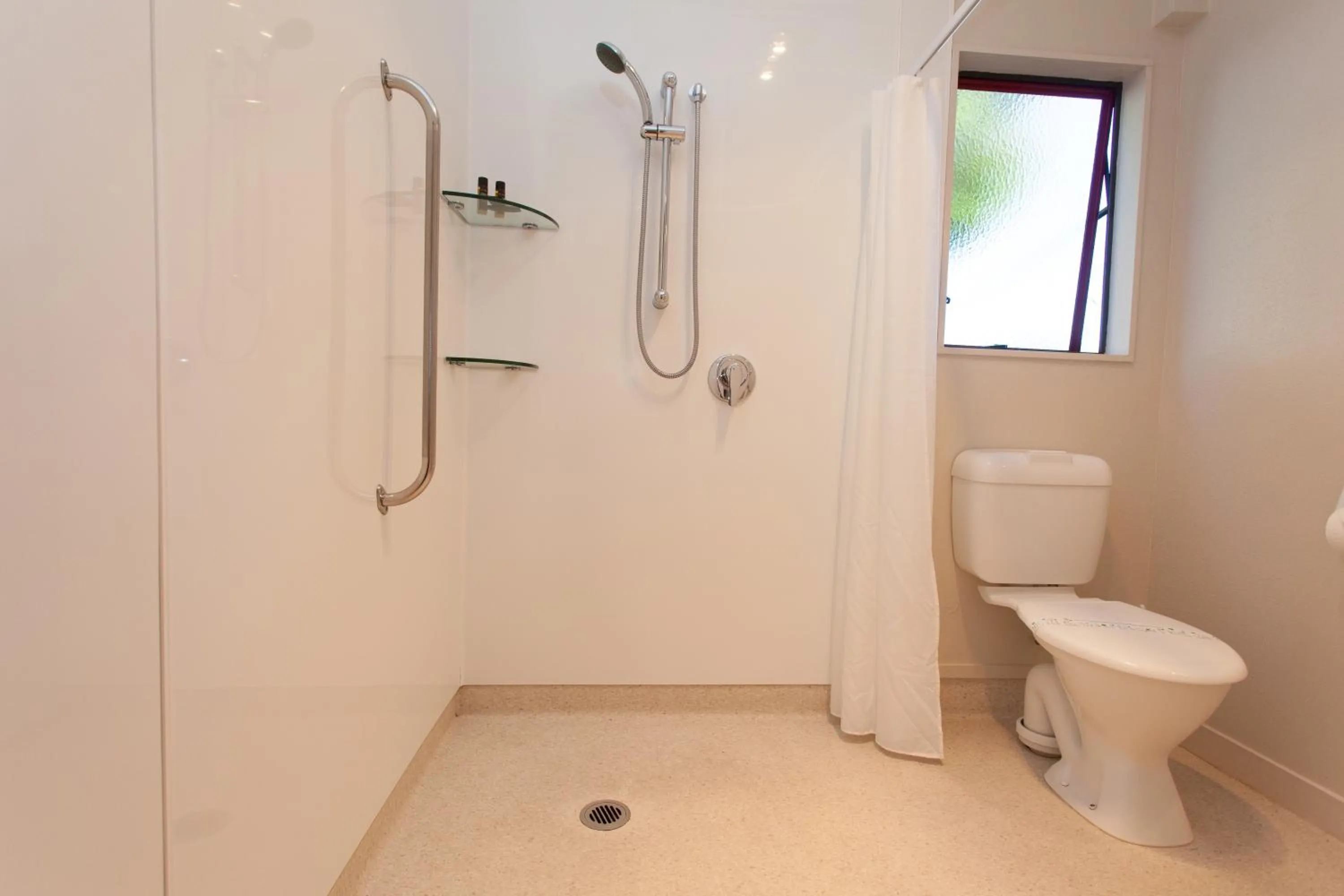 Bathroom in Alton Lodge Motel