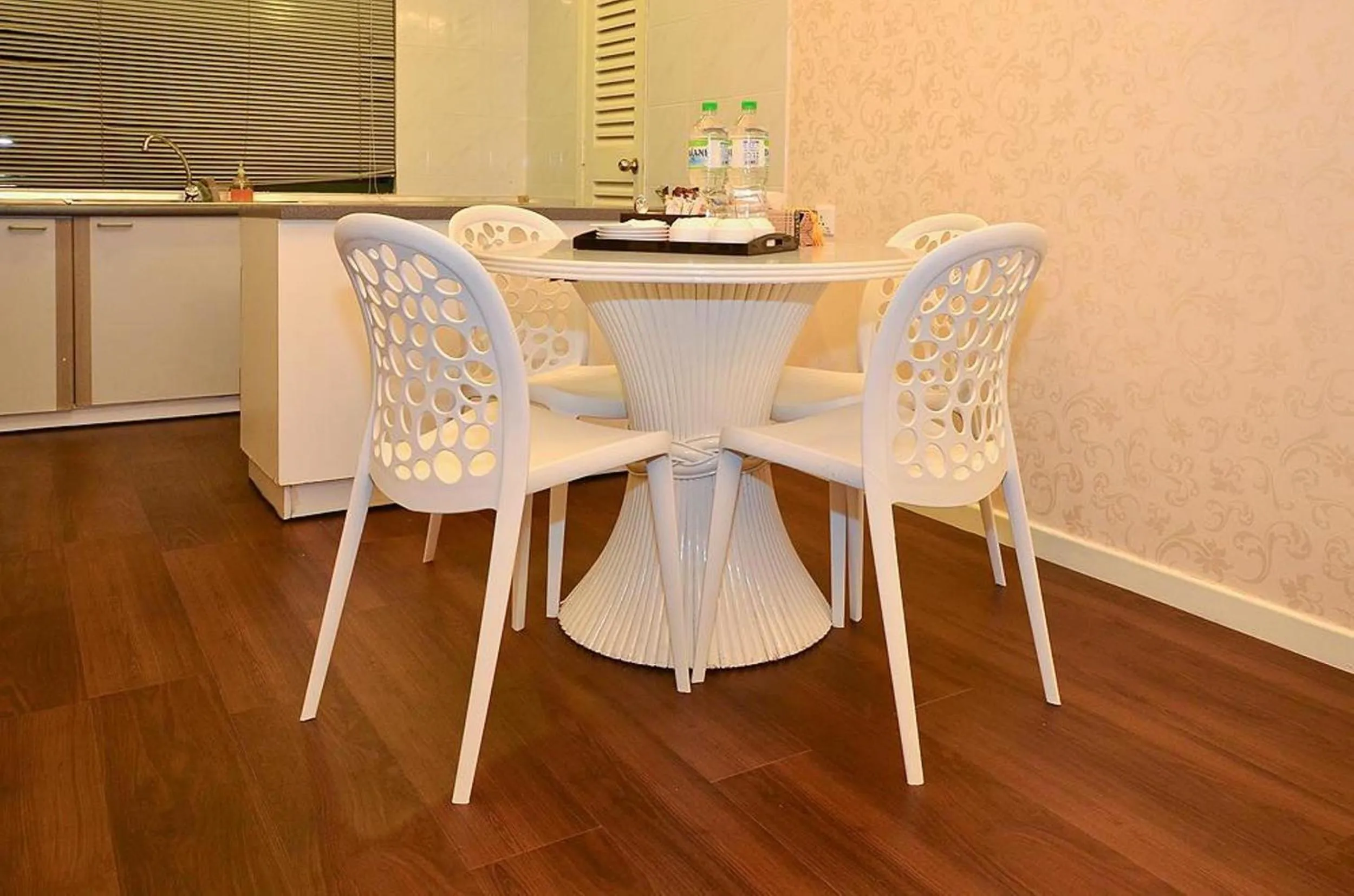 Dining area in Jetty Suites Apartments